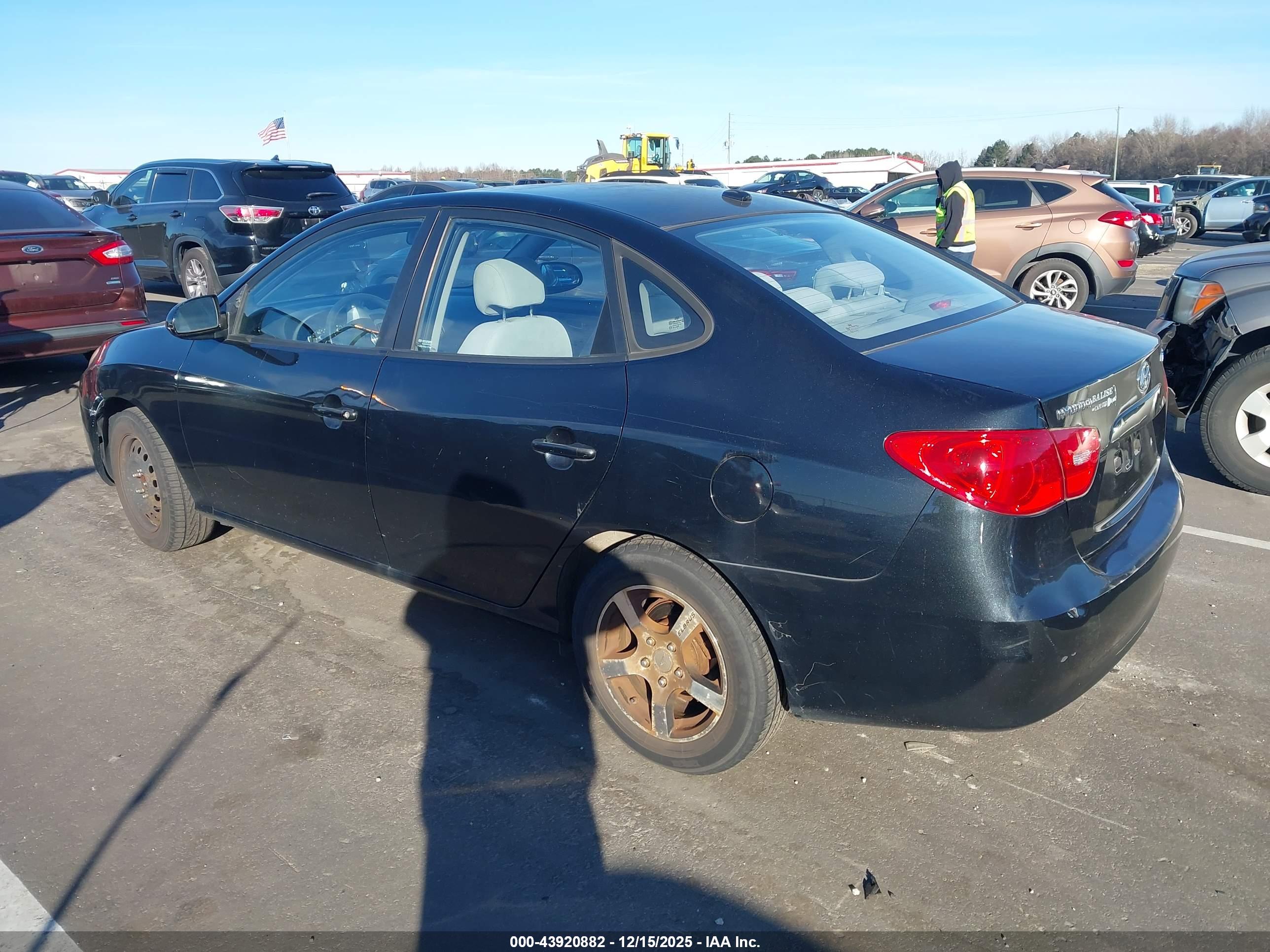 HYUNDAI ELANTRA image 3