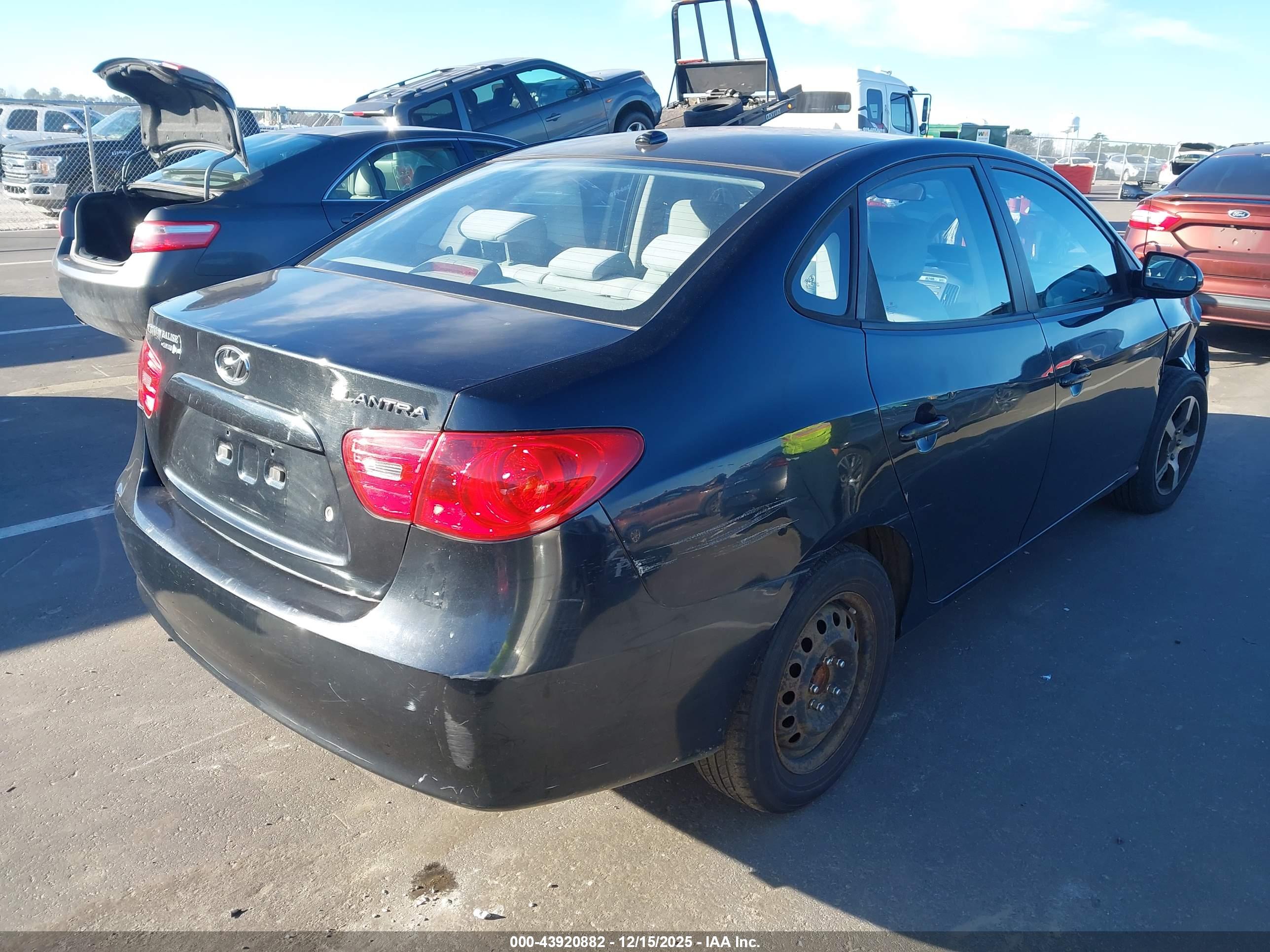 HYUNDAI ELANTRA image 4
