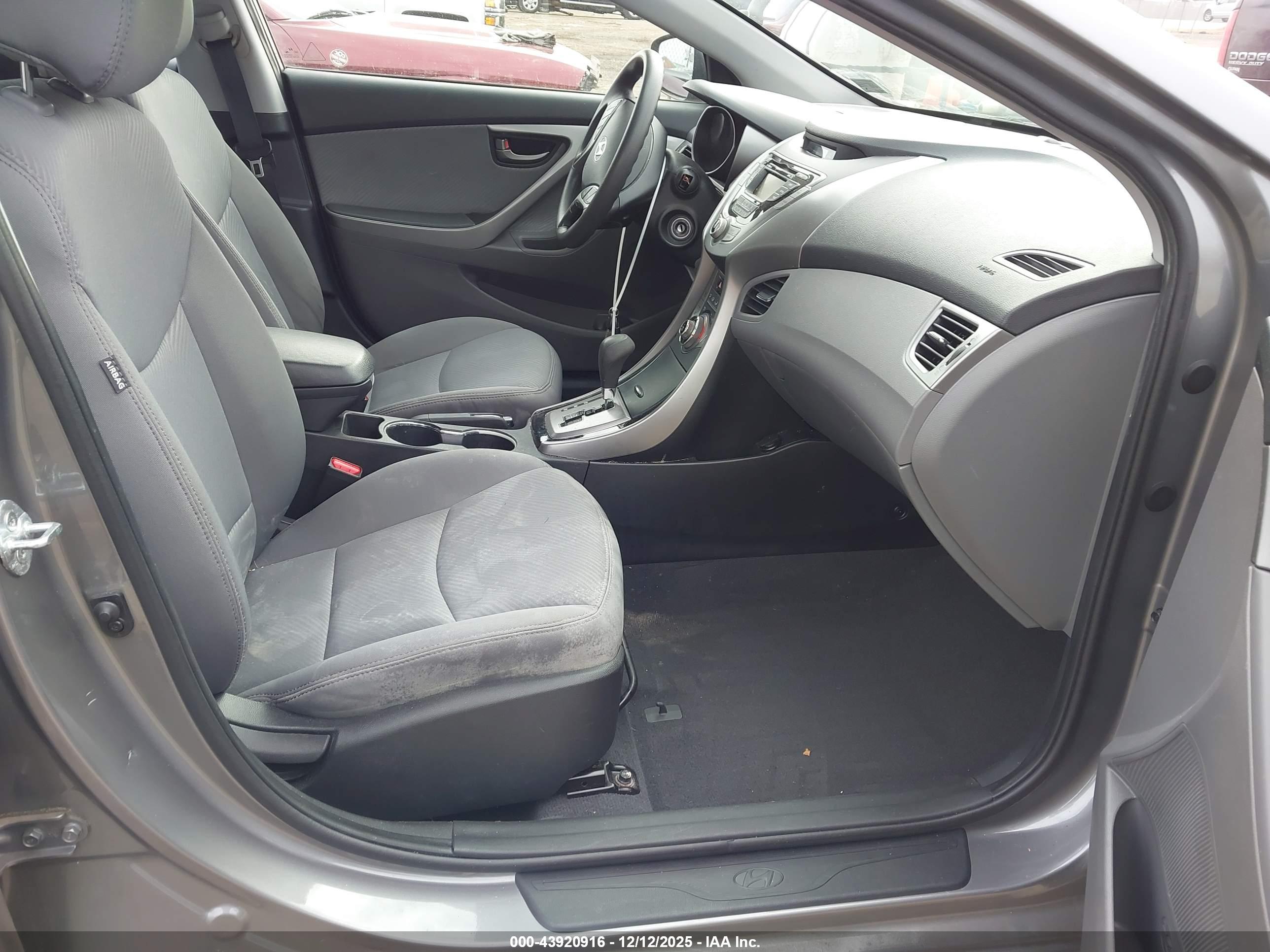 HYUNDAI ELANTRA image 5
