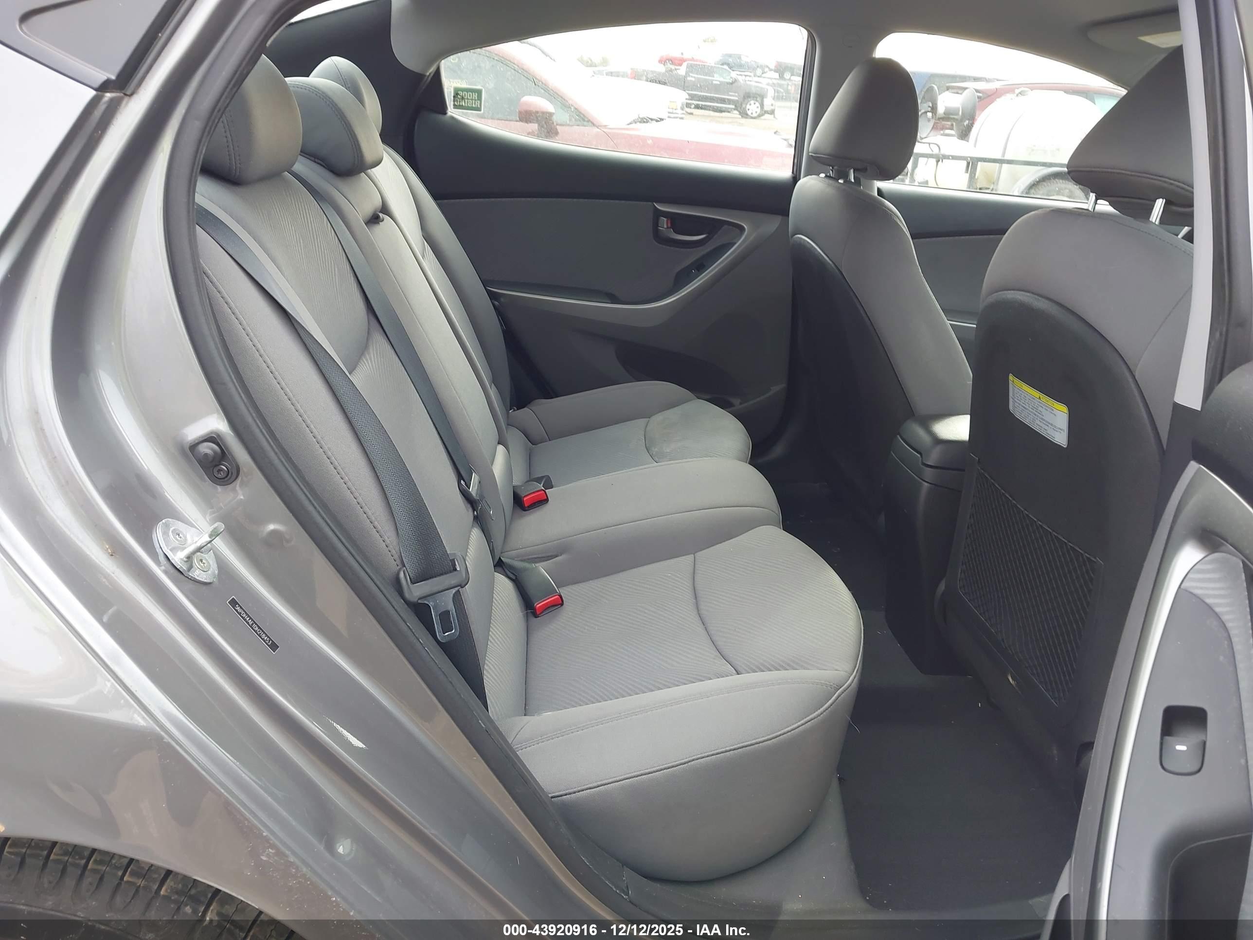 HYUNDAI ELANTRA image 8