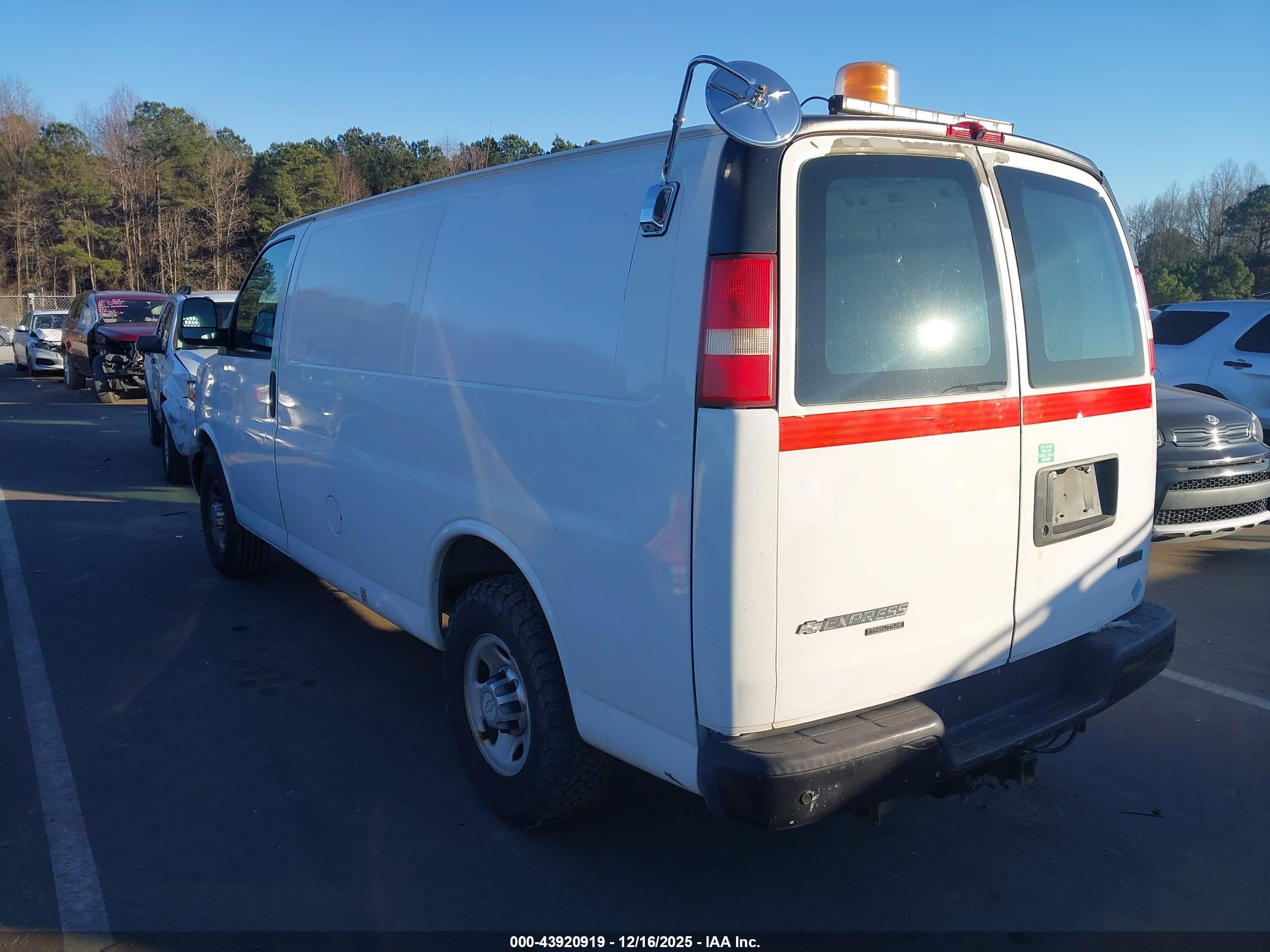 CHEVROLET EXPRESS image 3
