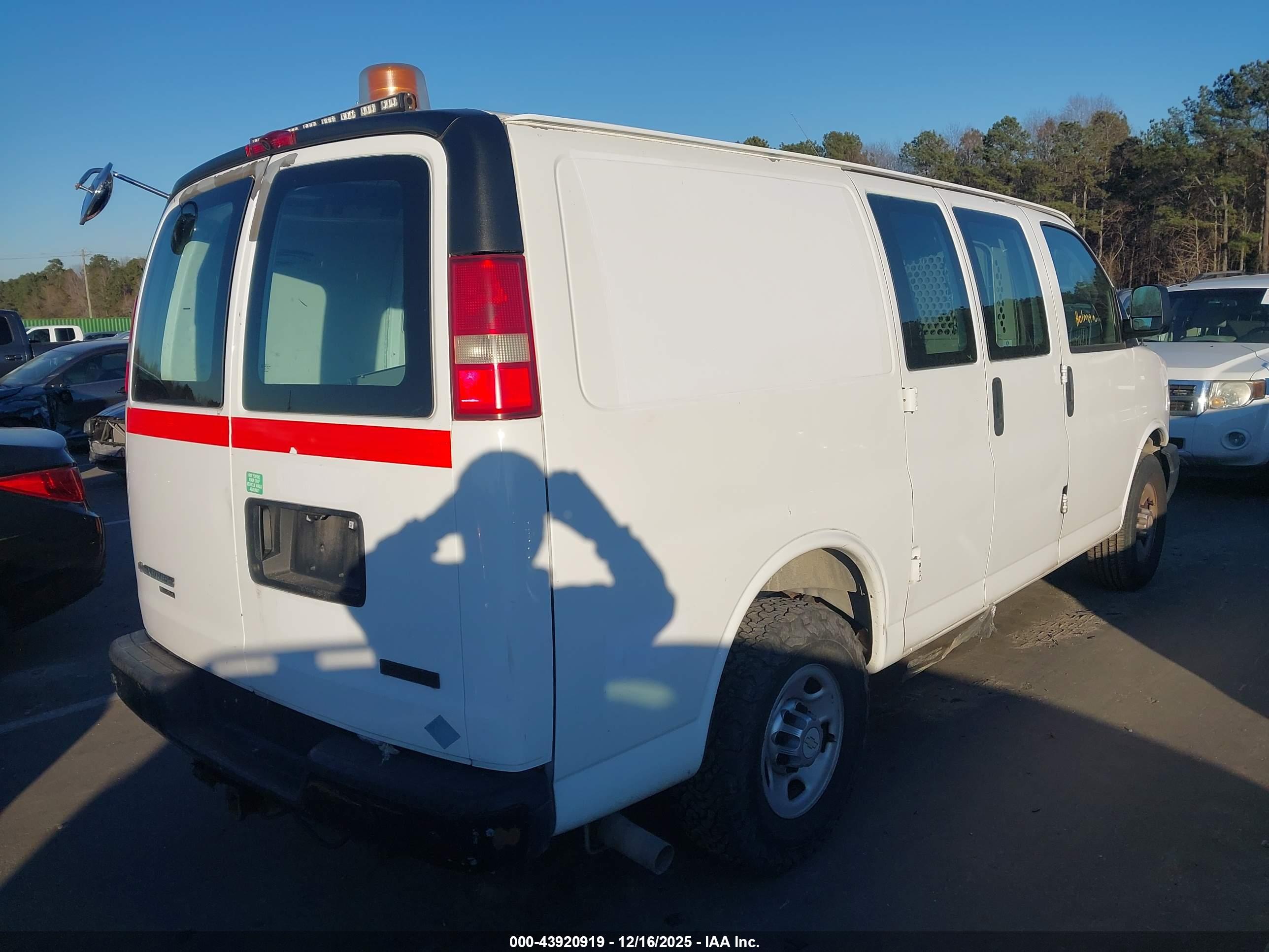 CHEVROLET EXPRESS image 4