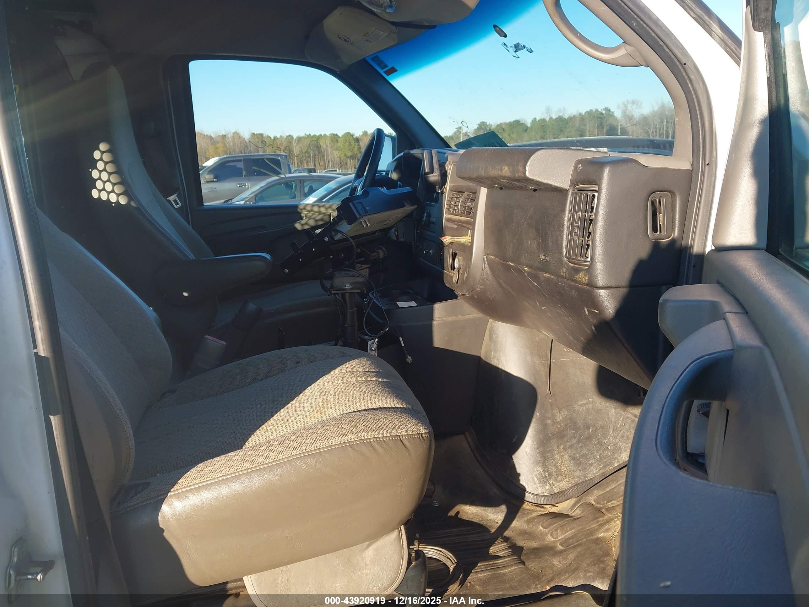 CHEVROLET EXPRESS image 5