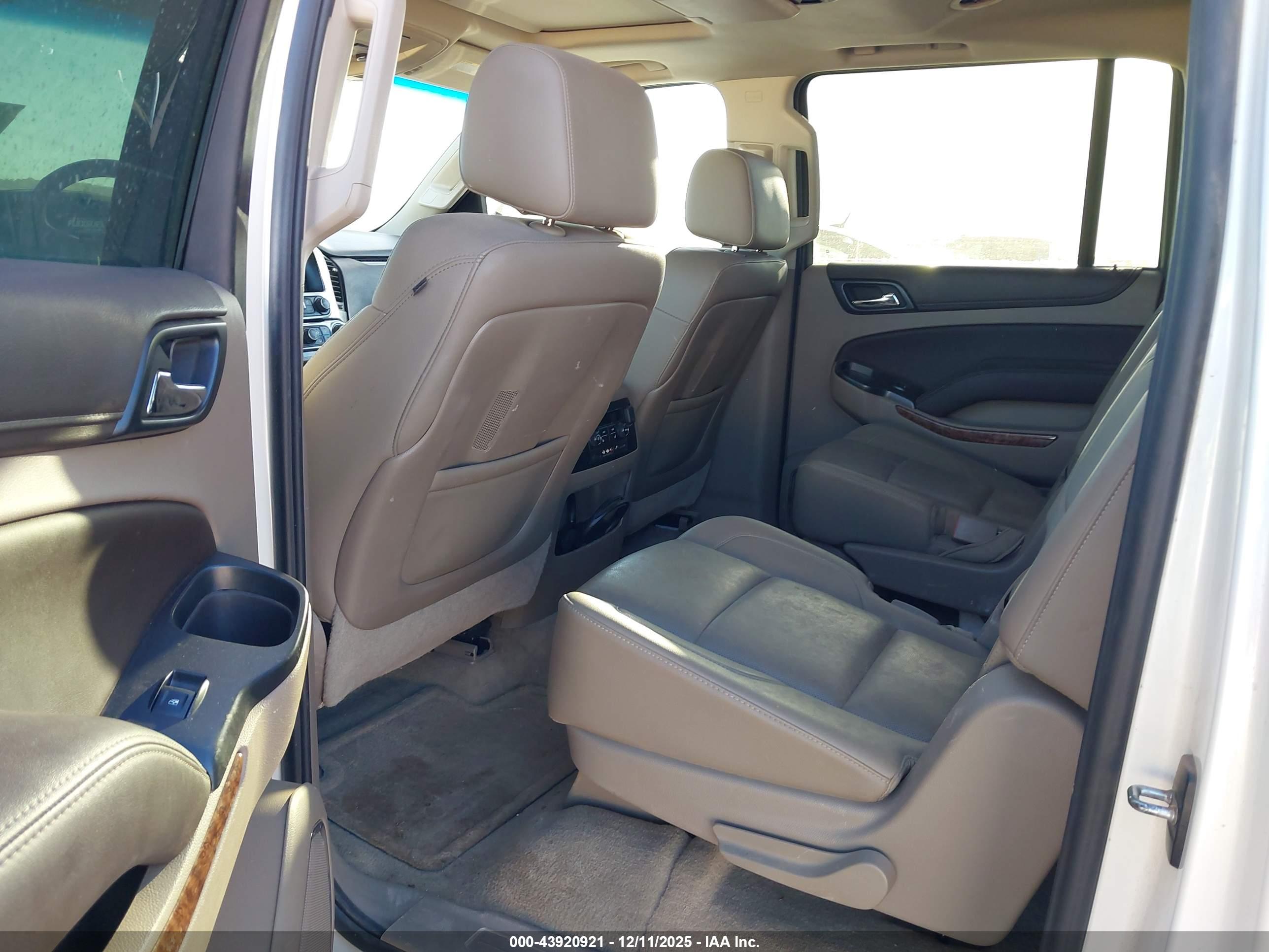CHEVROLET SUBURBAN image 8