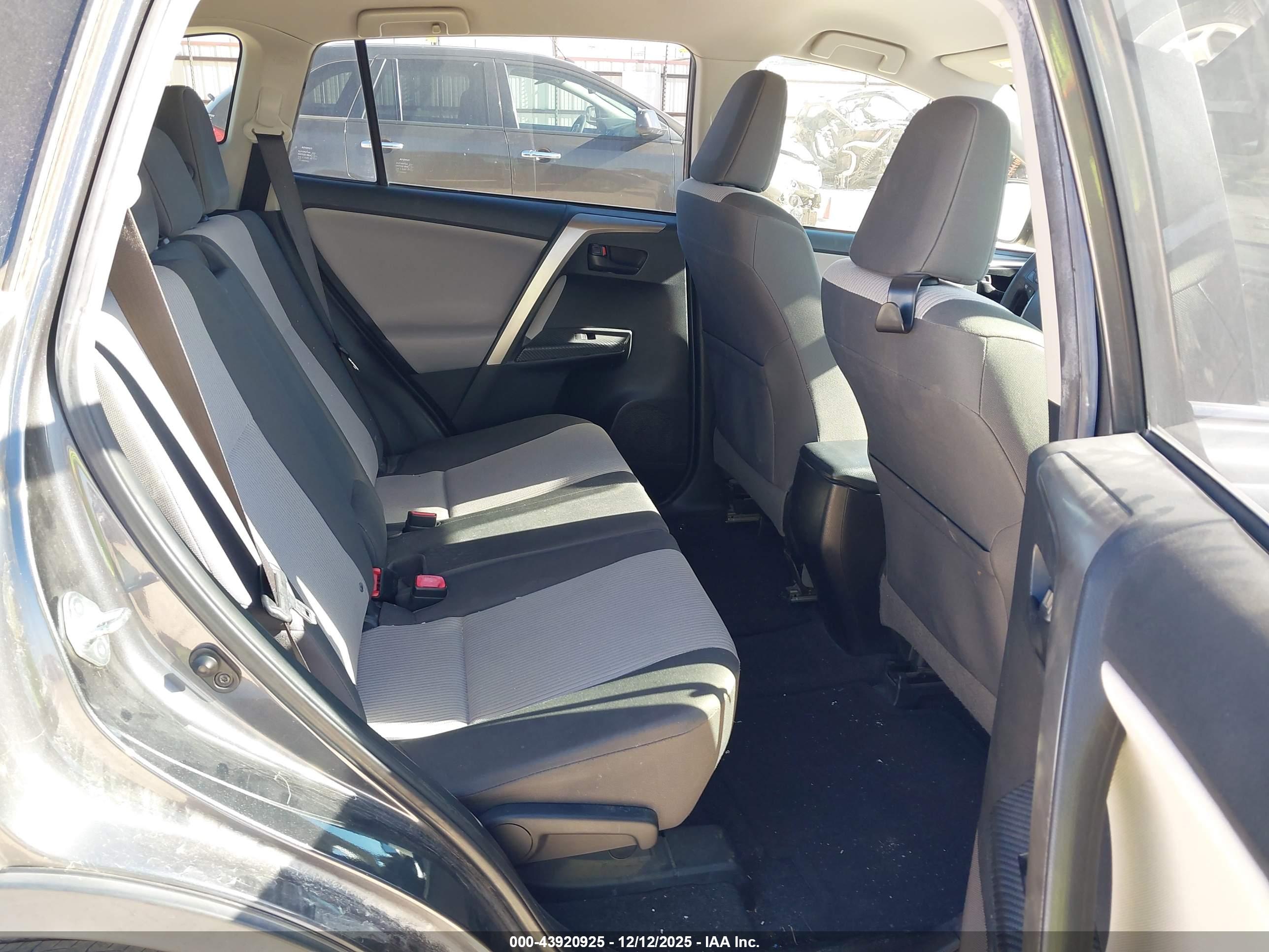 TOYOTA RAV4 image 8