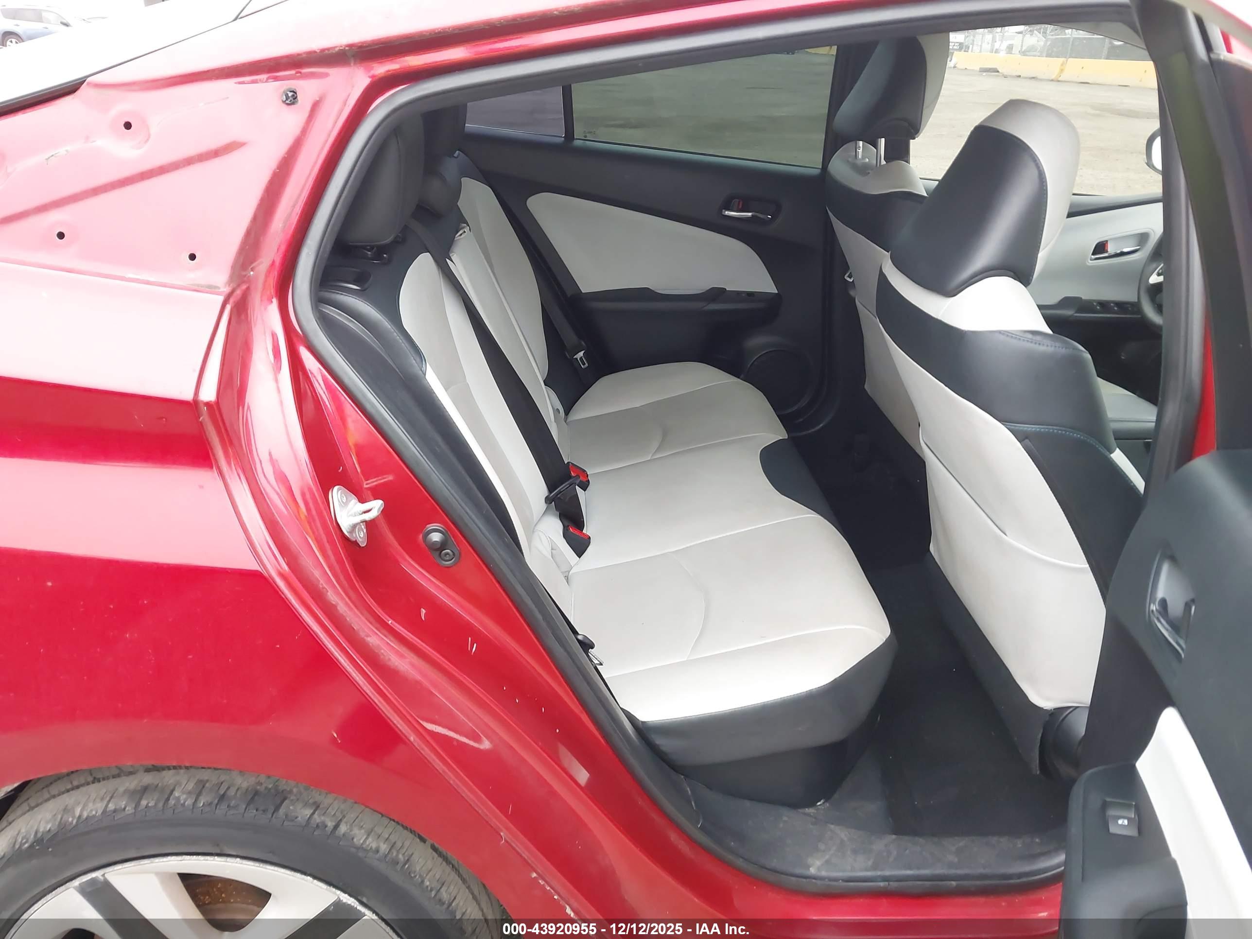 TOYOTA PRIUS image 8