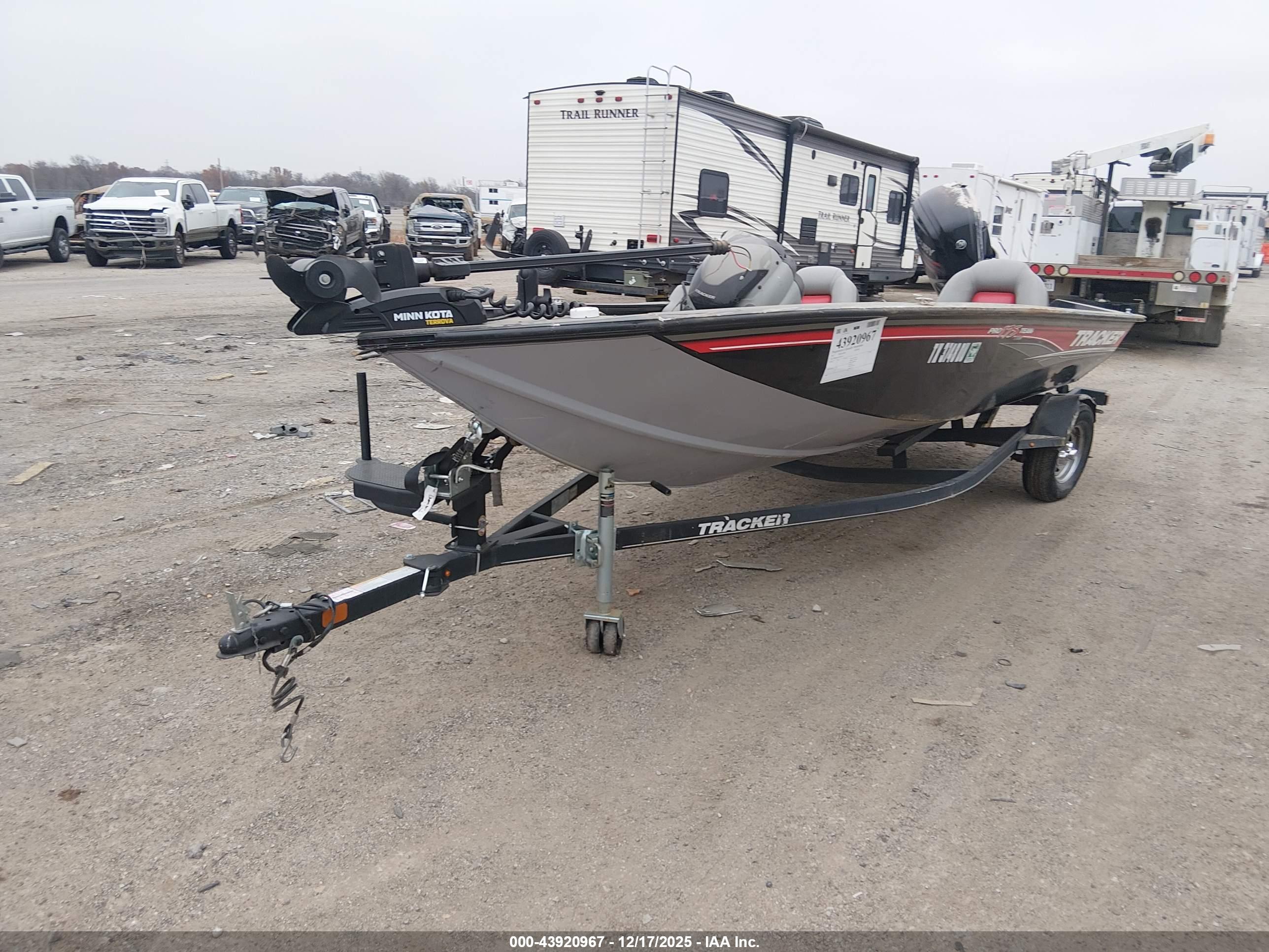 TRACKER 17' image 2