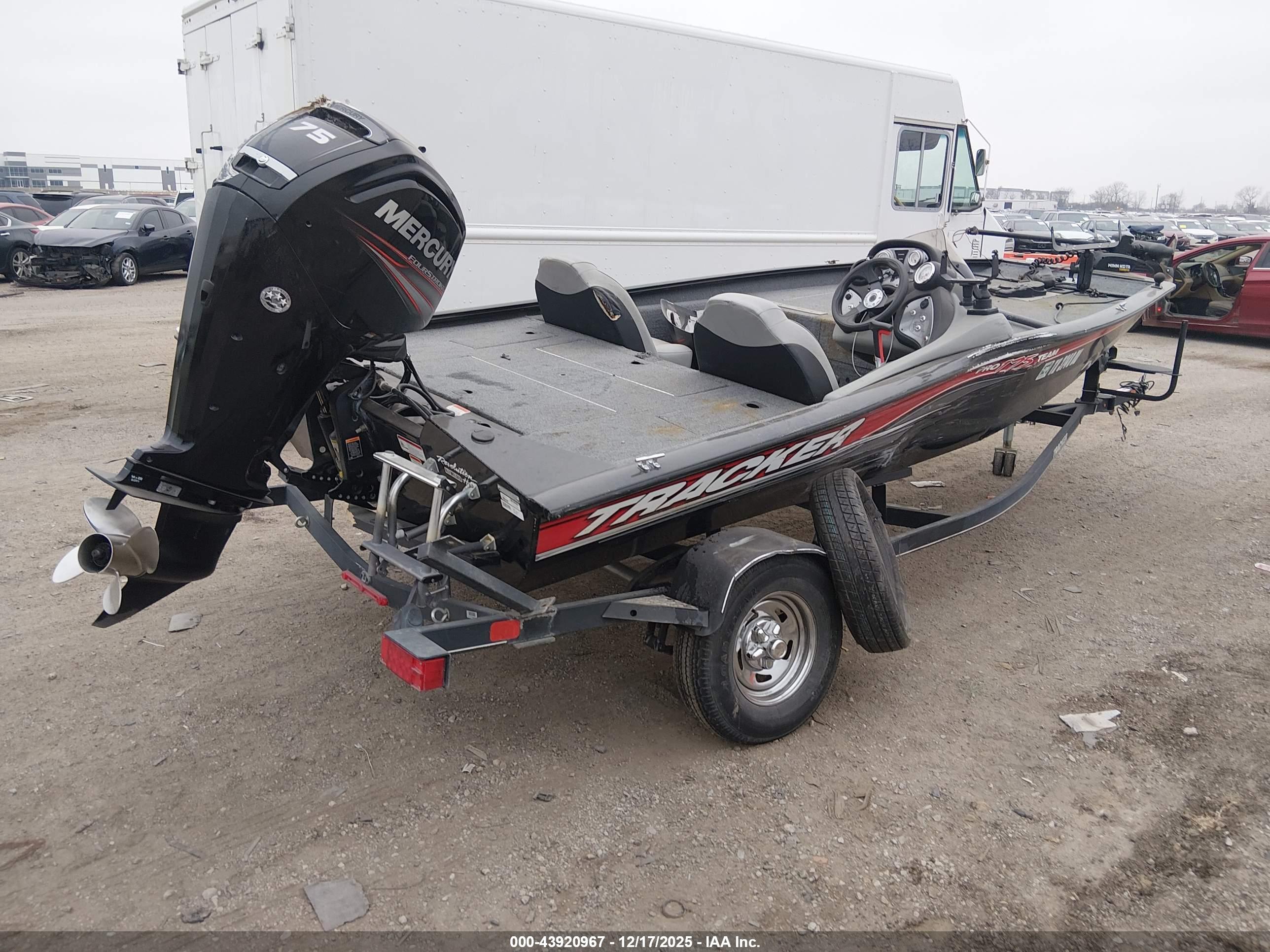 TRACKER 17' image 4
