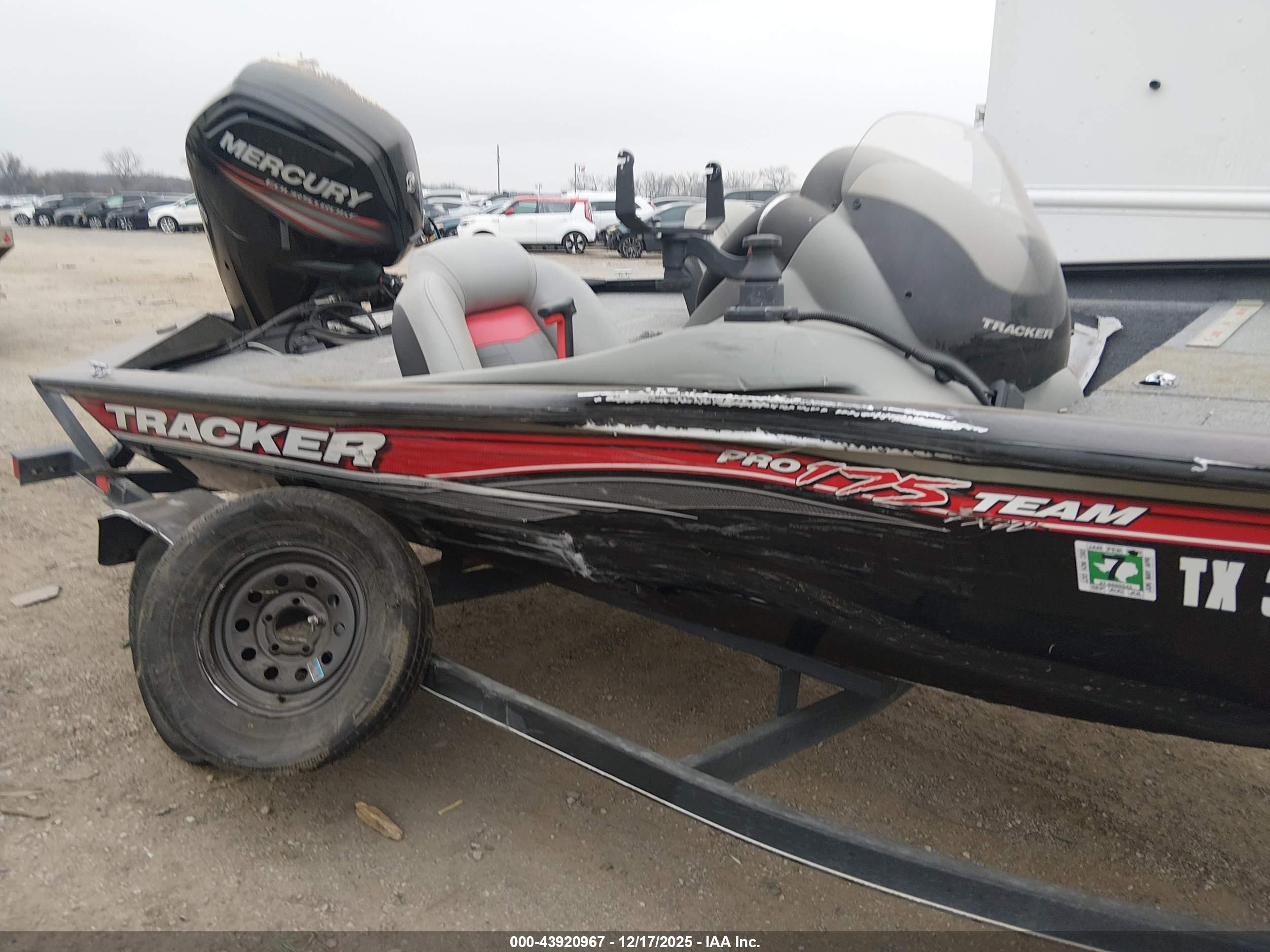 TRACKER 17' image 6