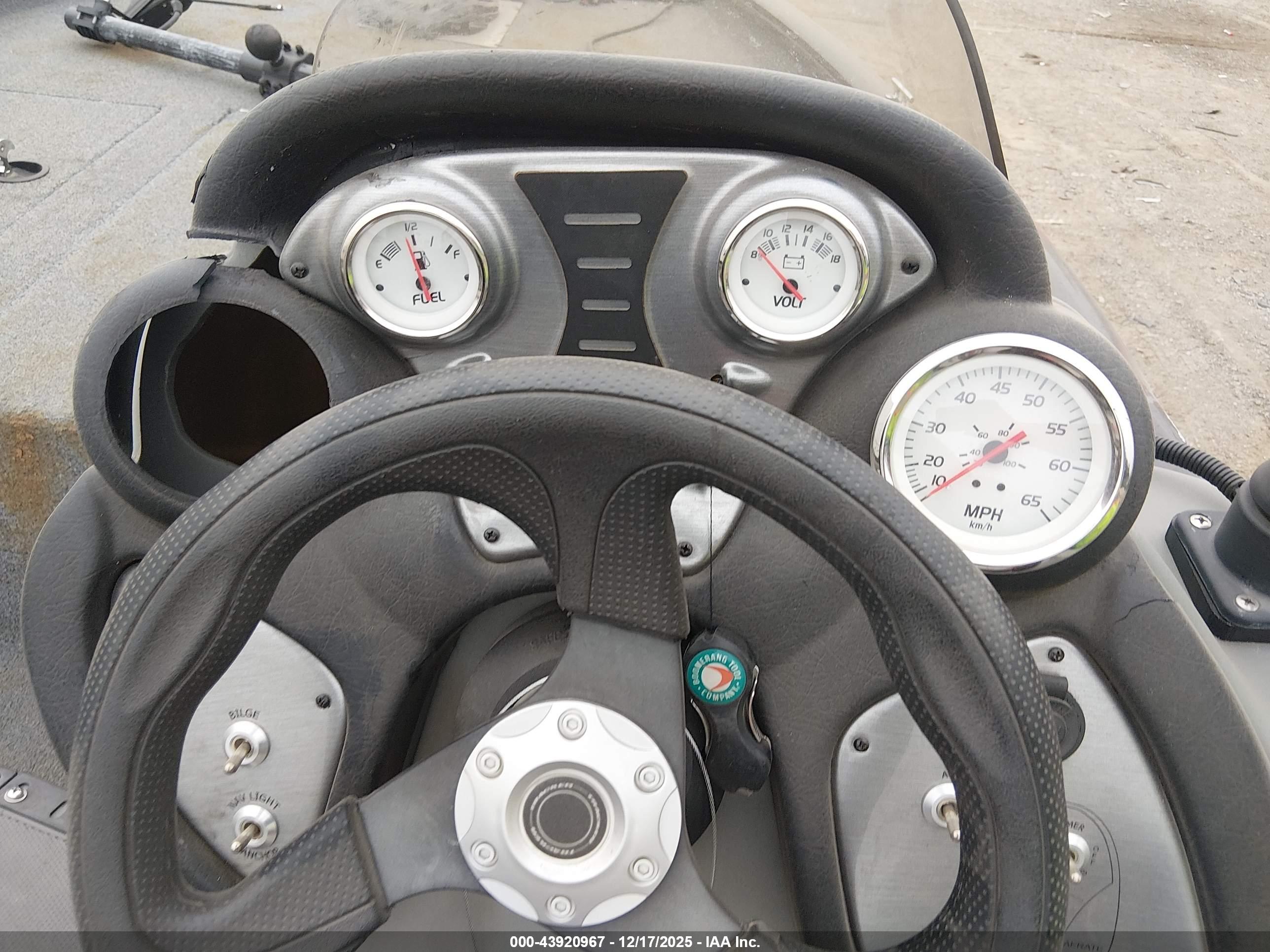 TRACKER 17' image 7