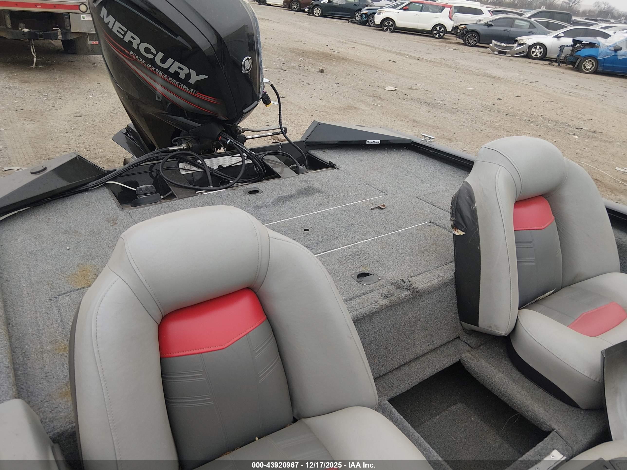 TRACKER 17' image 8