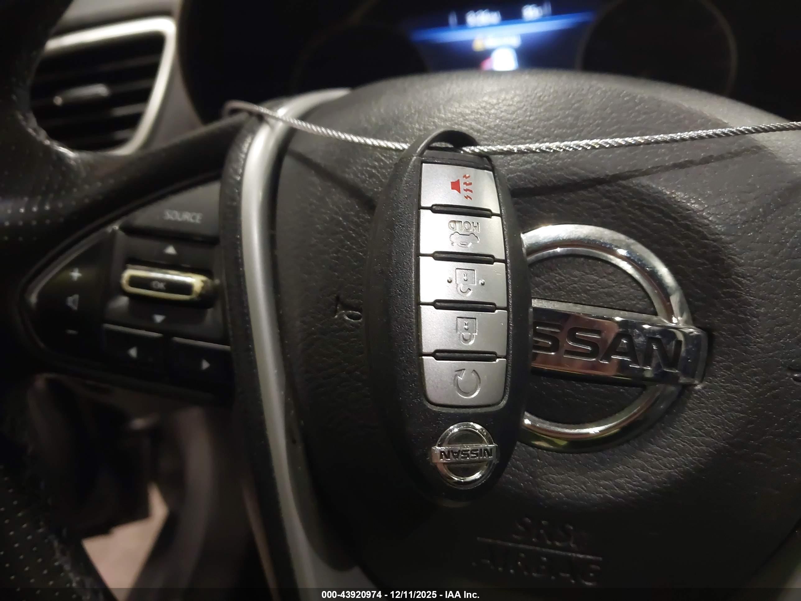 NISSAN MAXIMA image 11