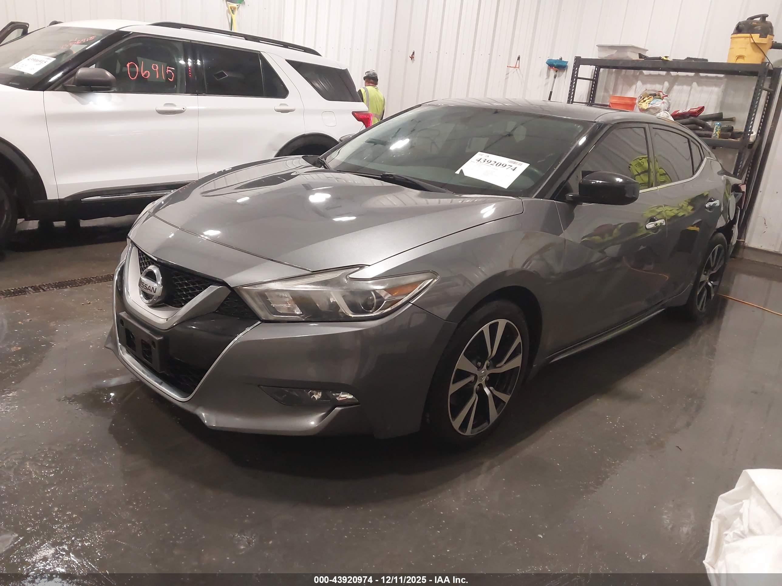 NISSAN MAXIMA image 2