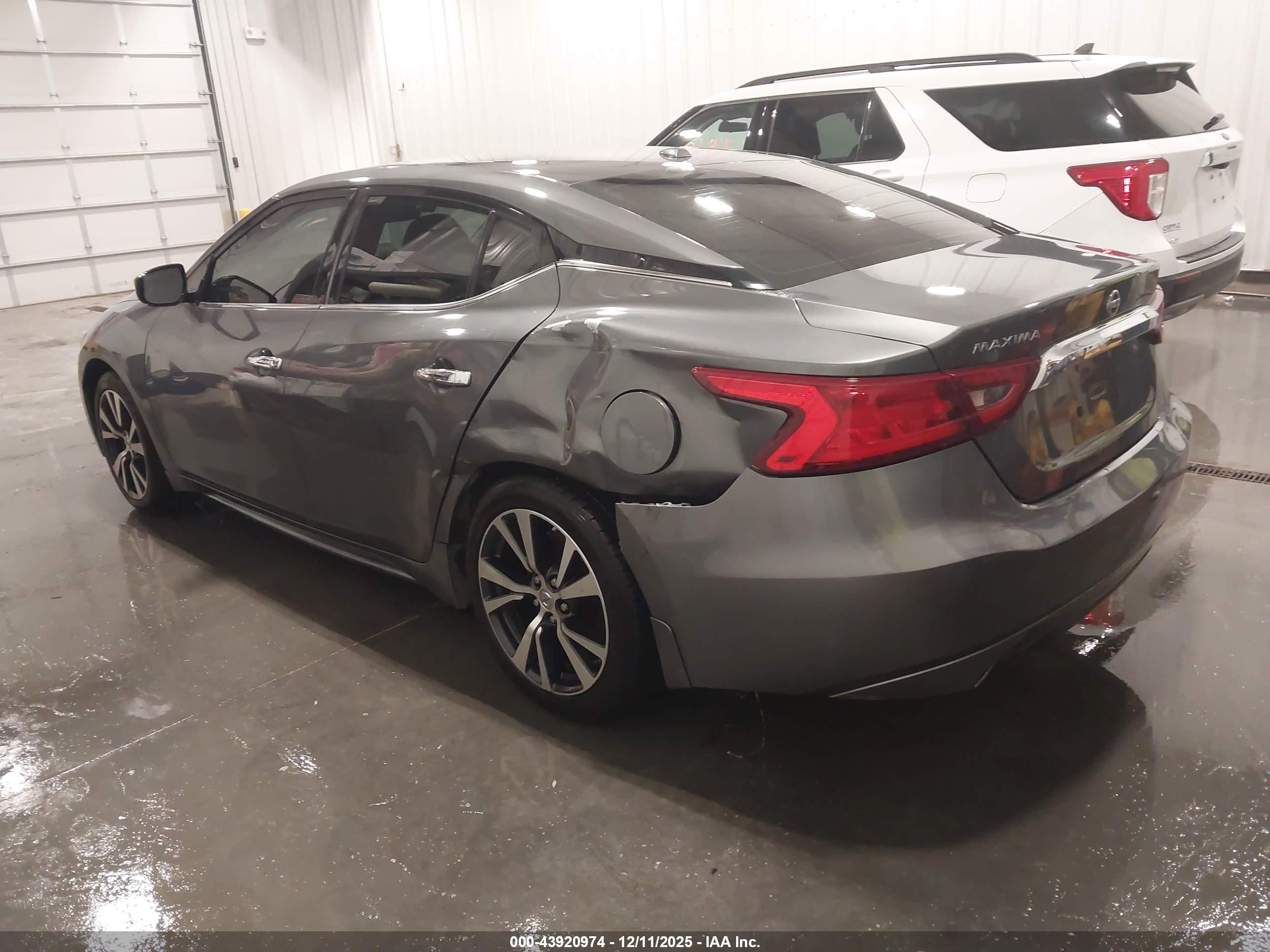 NISSAN MAXIMA image 3