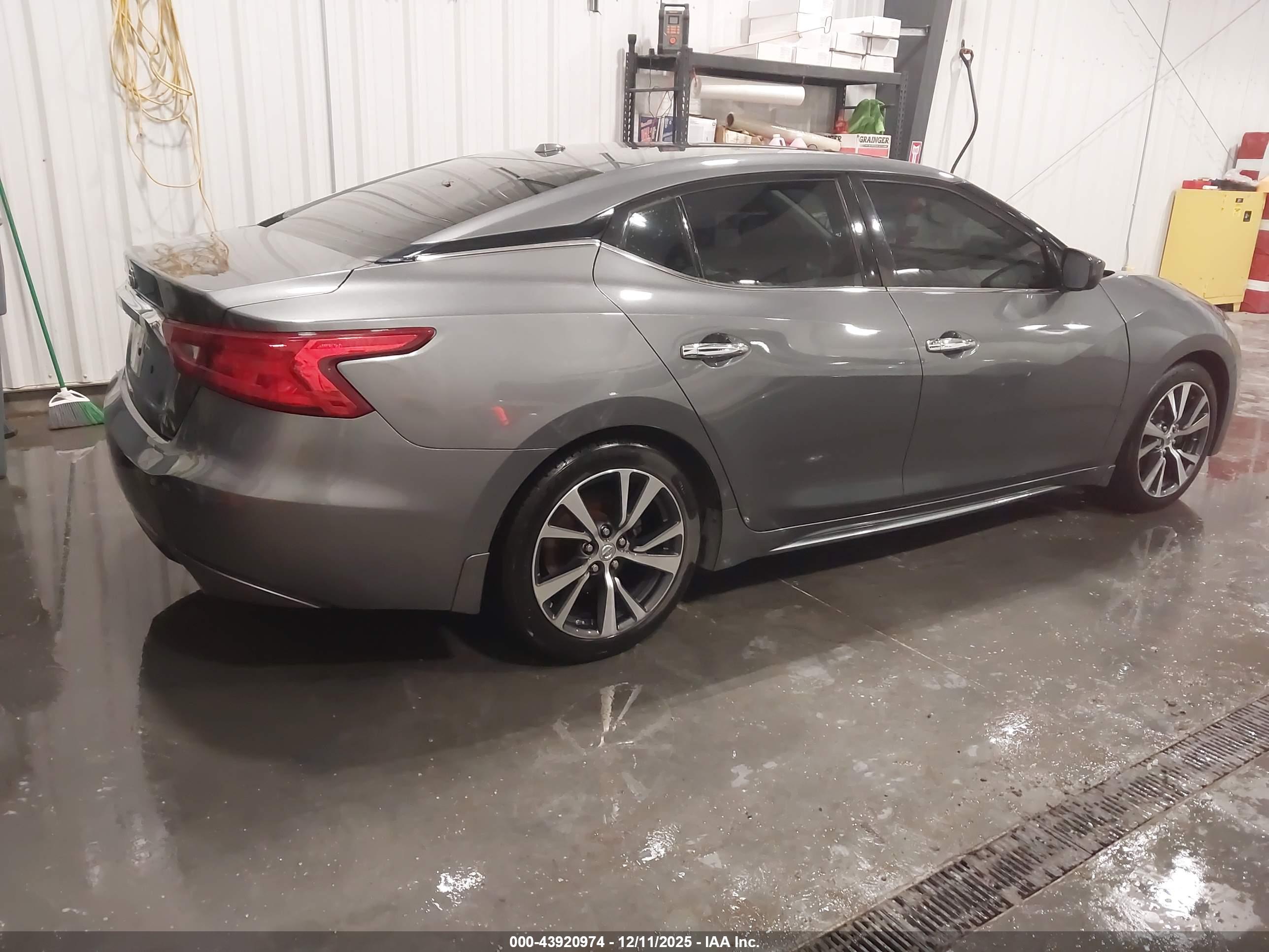 NISSAN MAXIMA image 4