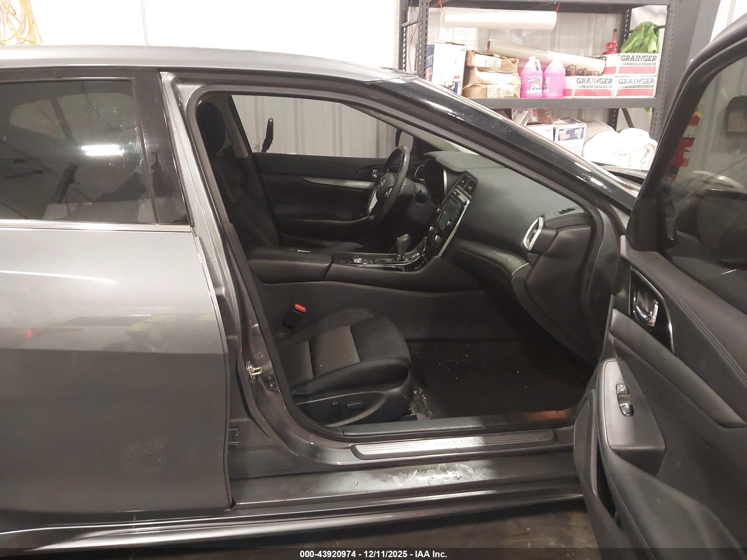 NISSAN MAXIMA image 5