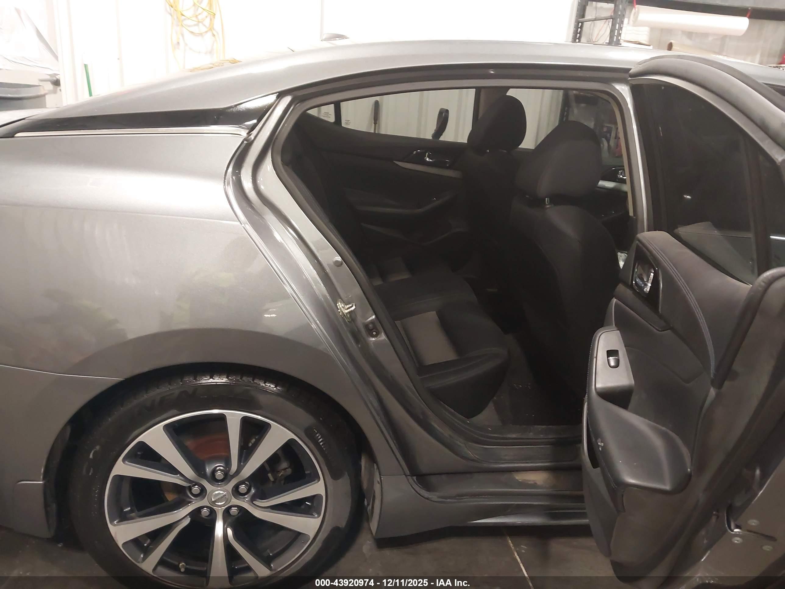 NISSAN MAXIMA image 8