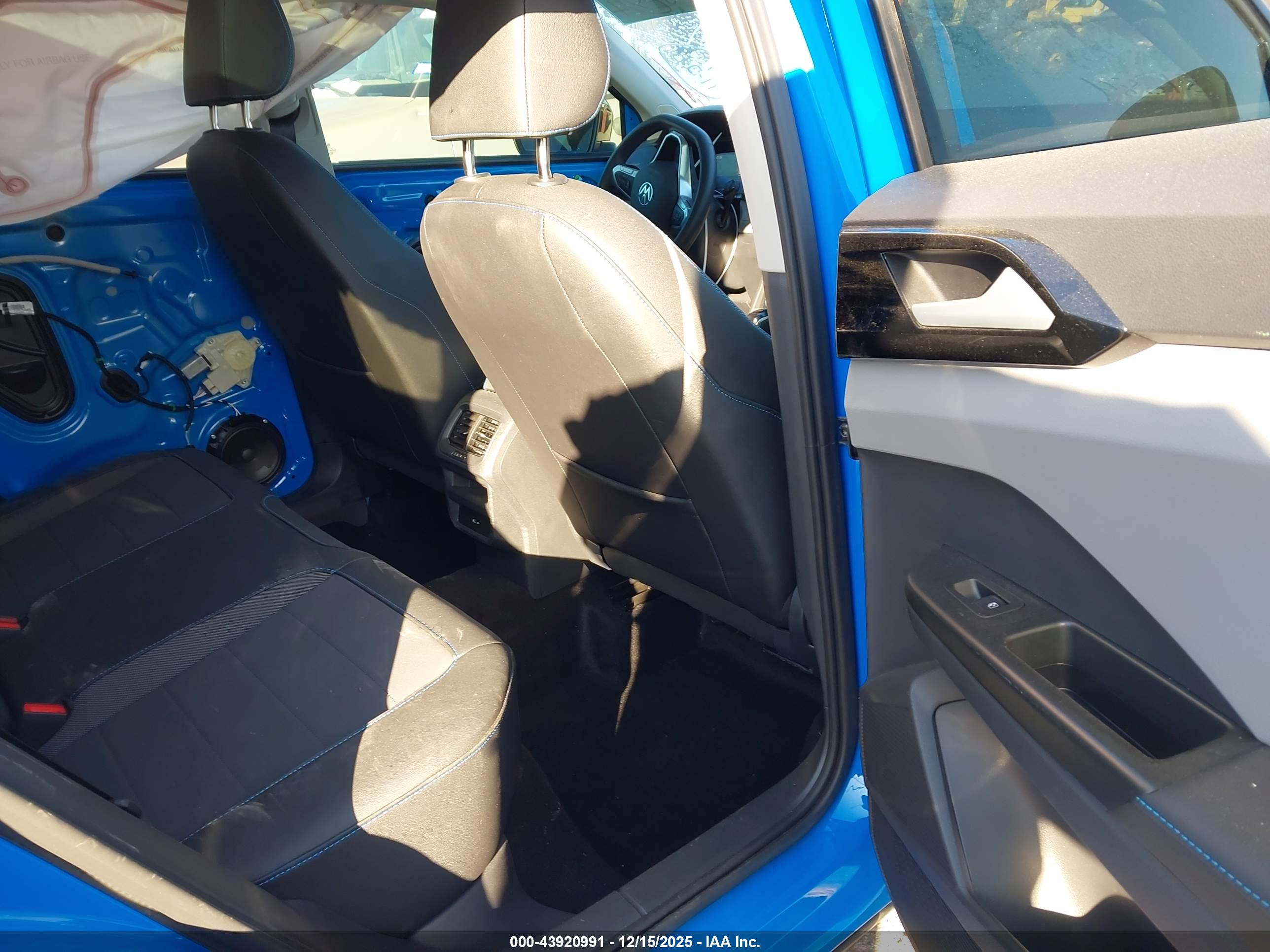 VOLKSWAGEN TAOS image 8