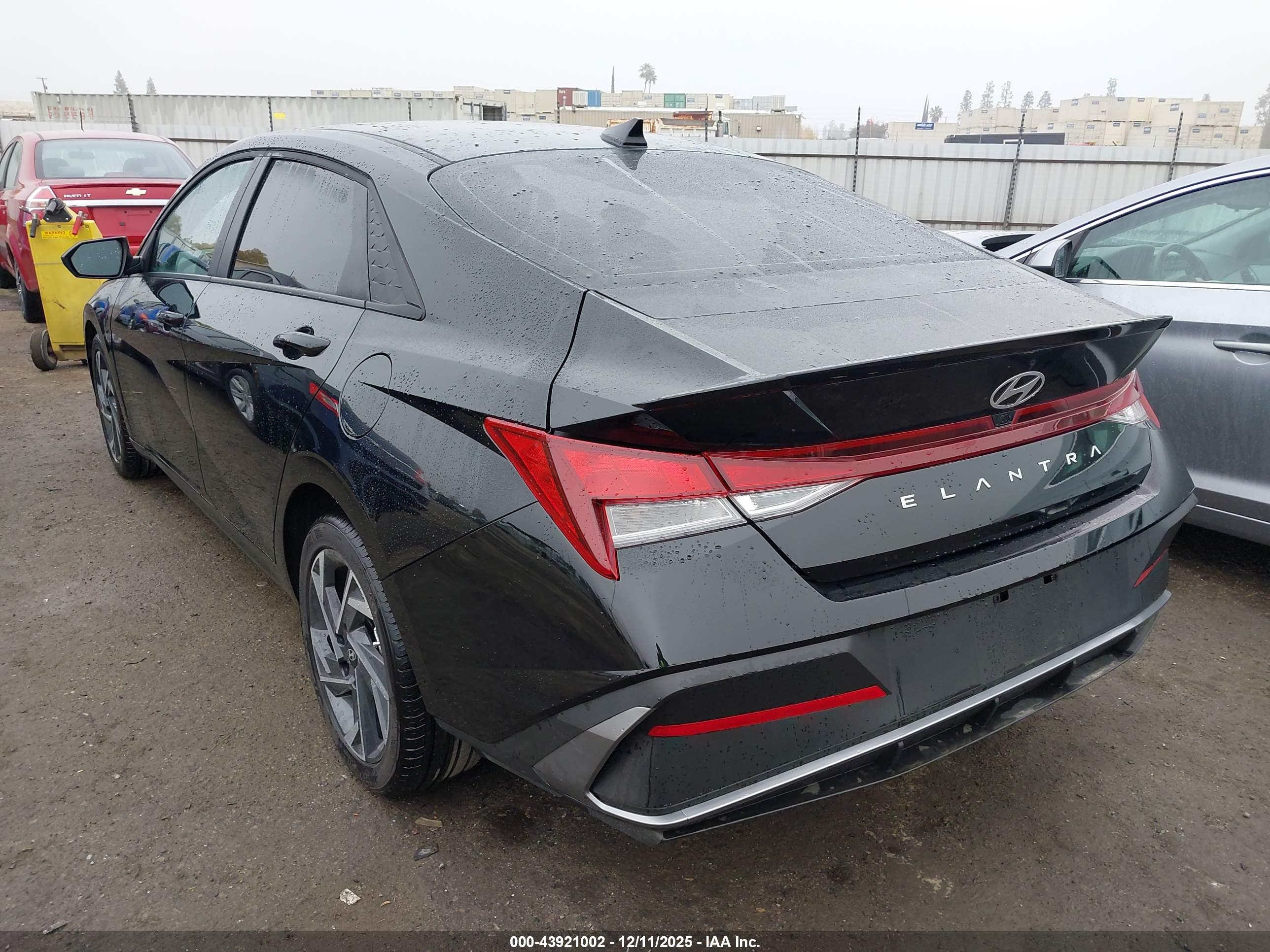 HYUNDAI ELANTRA image 3