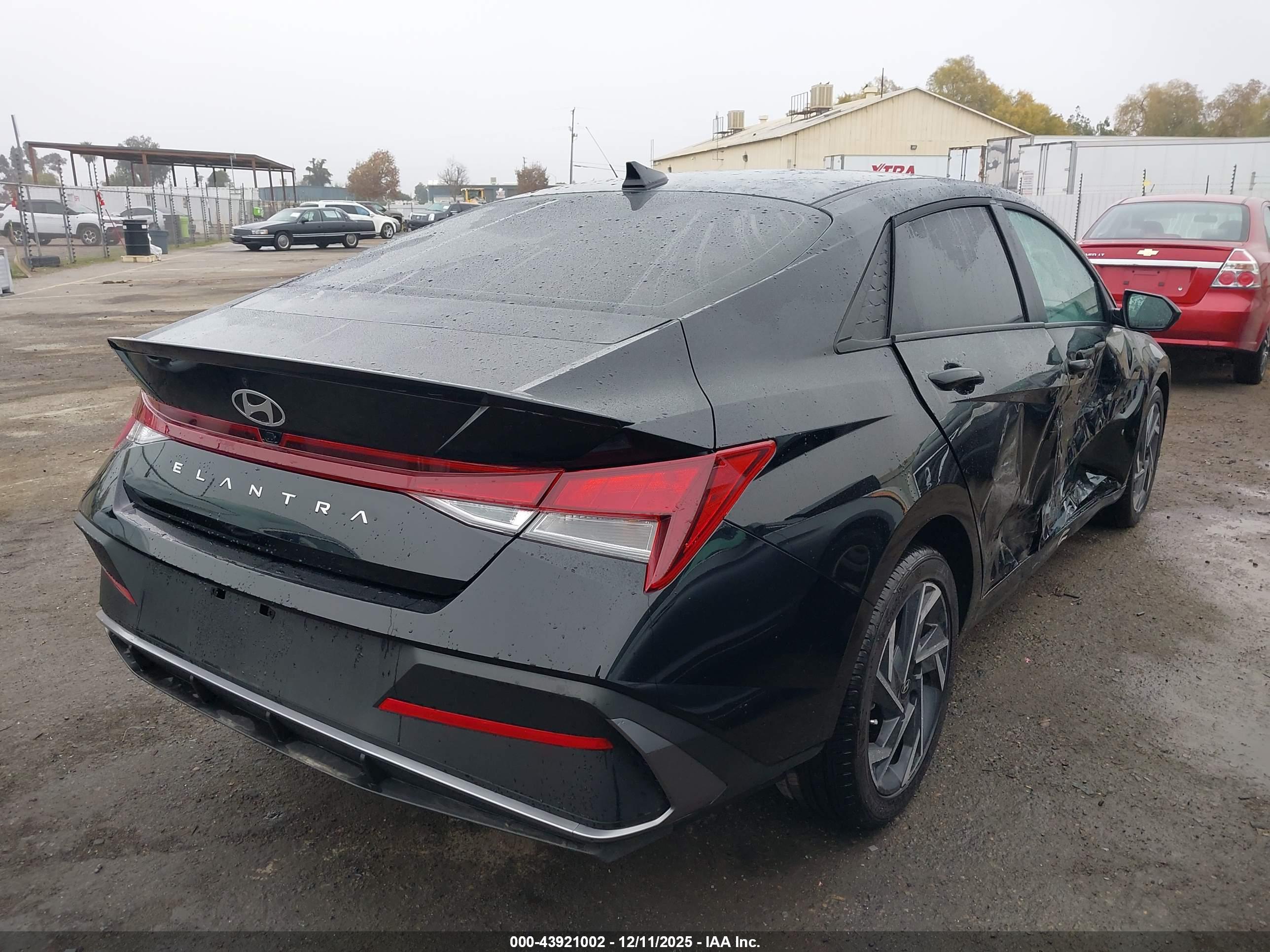 HYUNDAI ELANTRA image 4