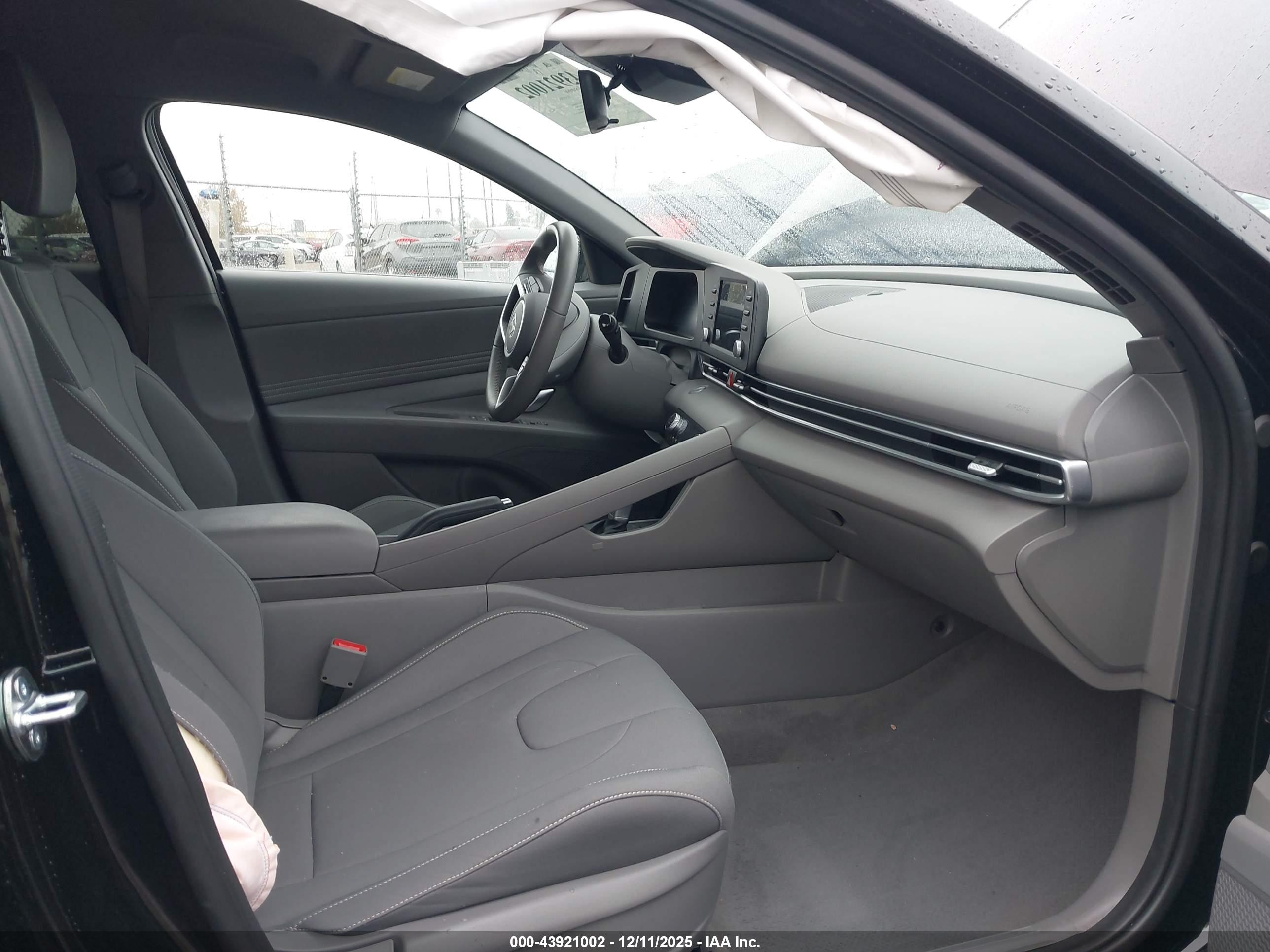 HYUNDAI ELANTRA image 5