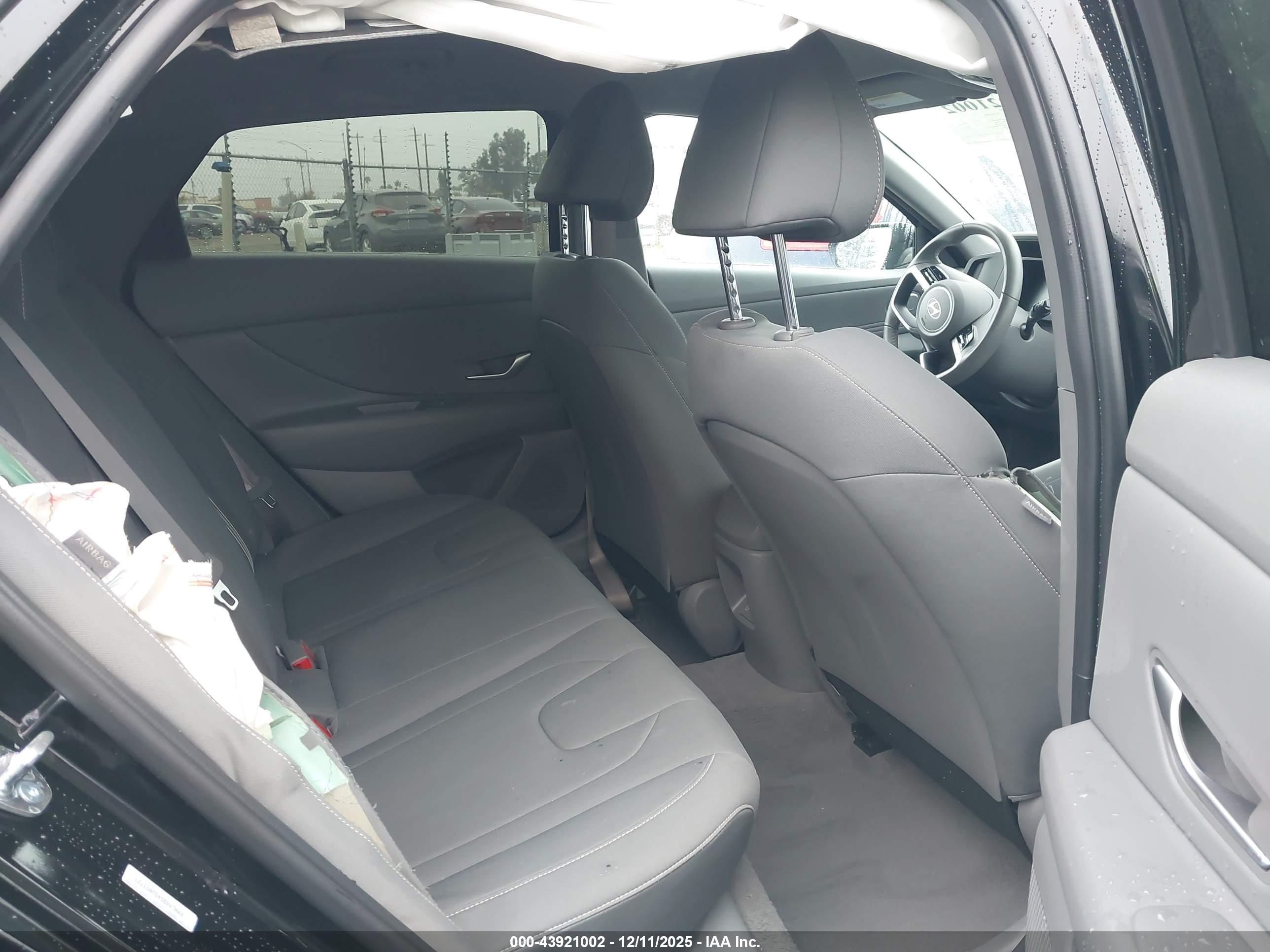 HYUNDAI ELANTRA image 8