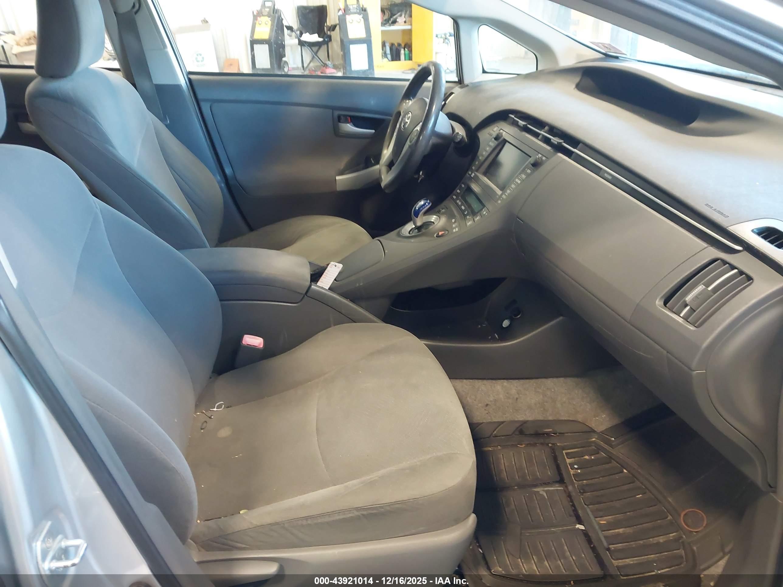 TOYOTA PRIUS image 5