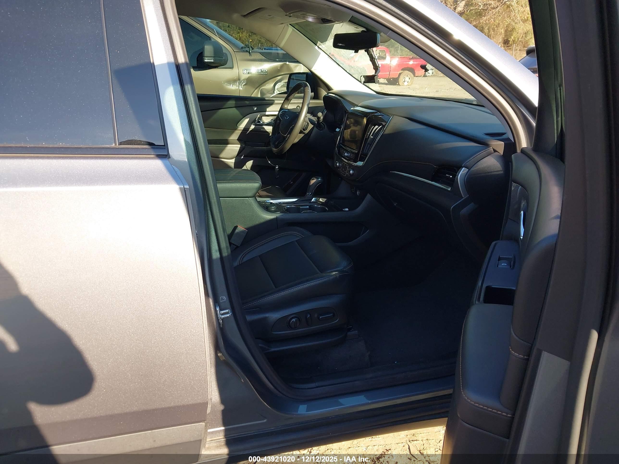 CHEVROLET TRAVERSE image 5