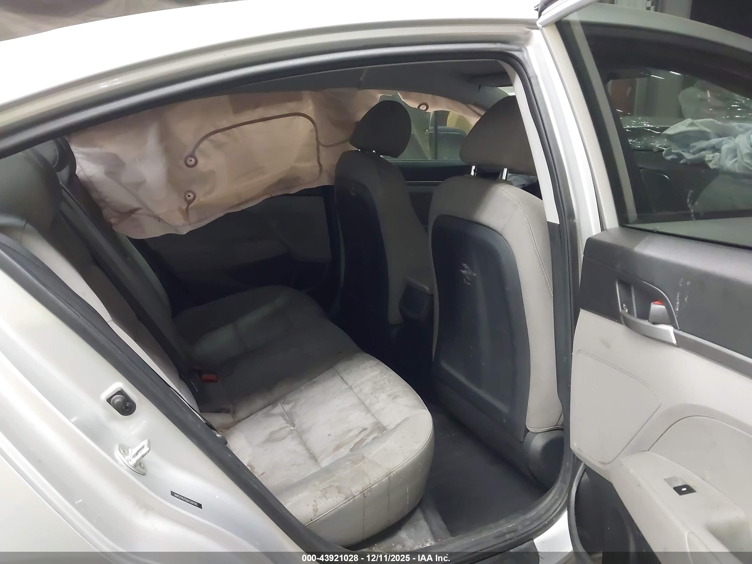 HYUNDAI ELANTRA image 8