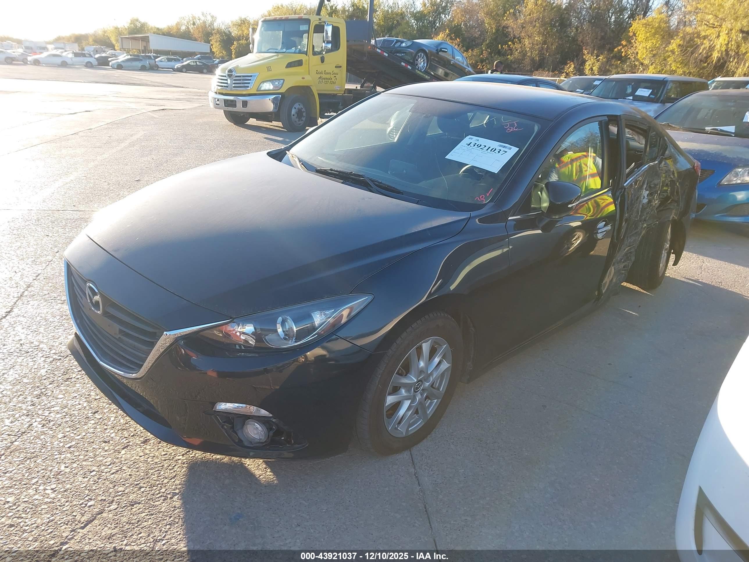MAZDA MAZDA3 image 2