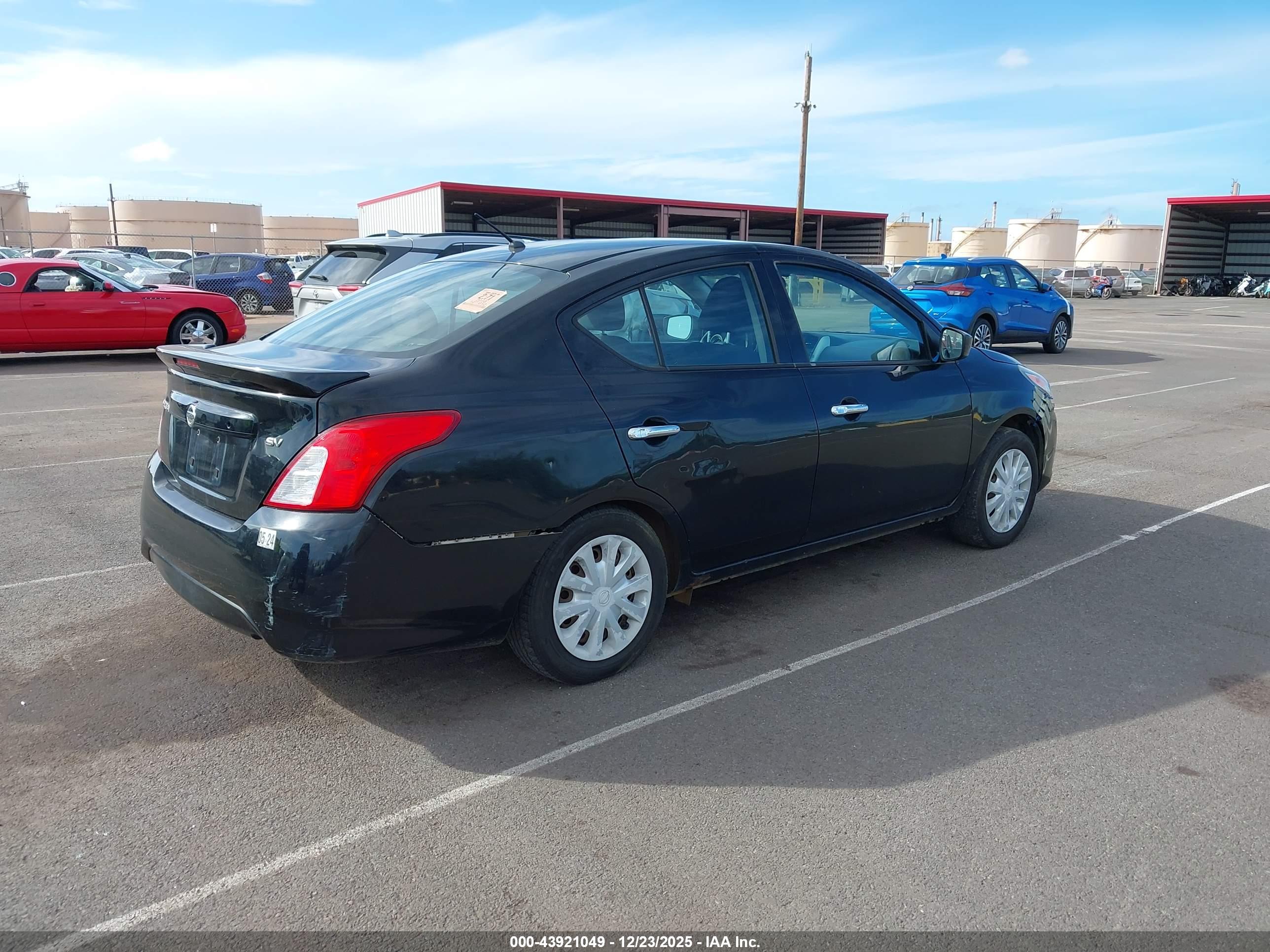 NISSAN VERSA image 4