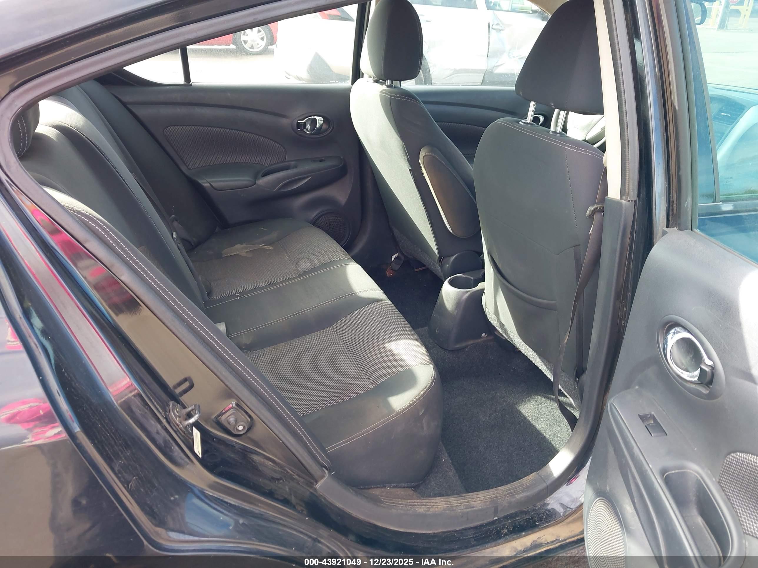 NISSAN VERSA image 8