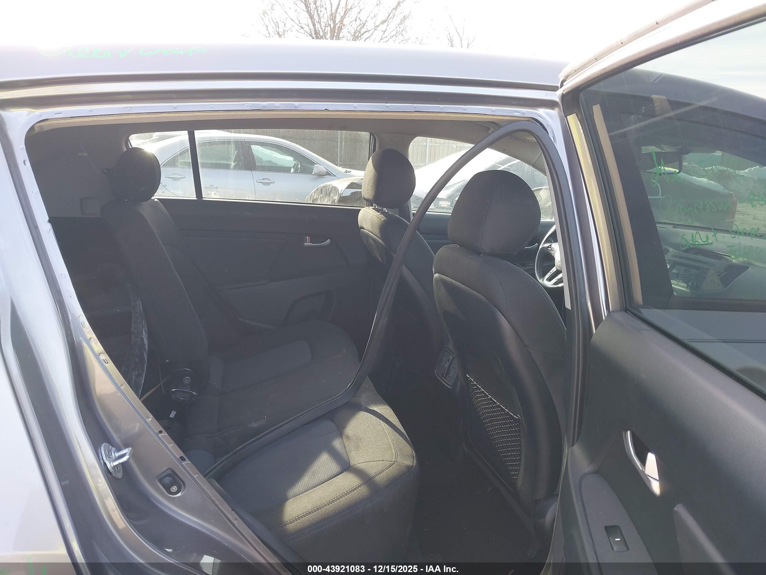 KIA SPORTAGE image 8