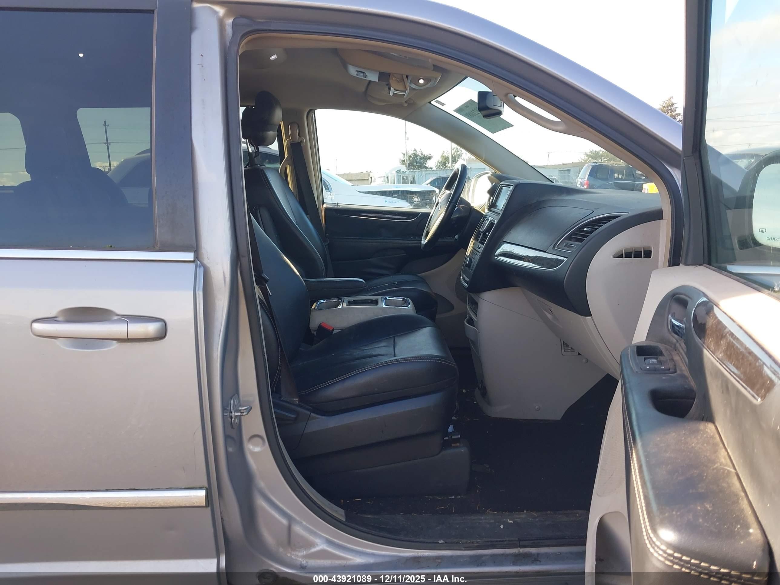 CHRYSLER TOWN image 5