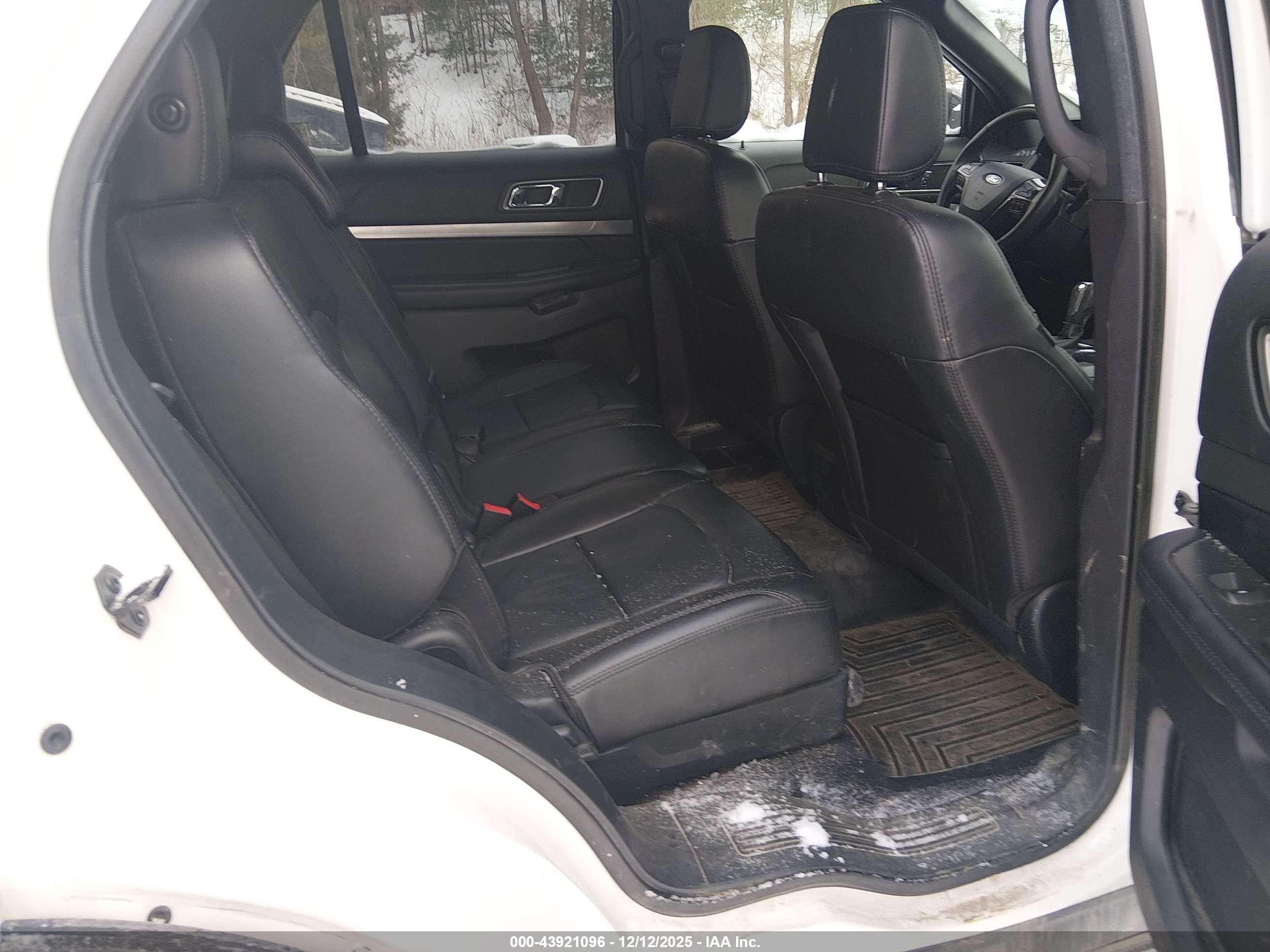 FORD EXPLORER image 8