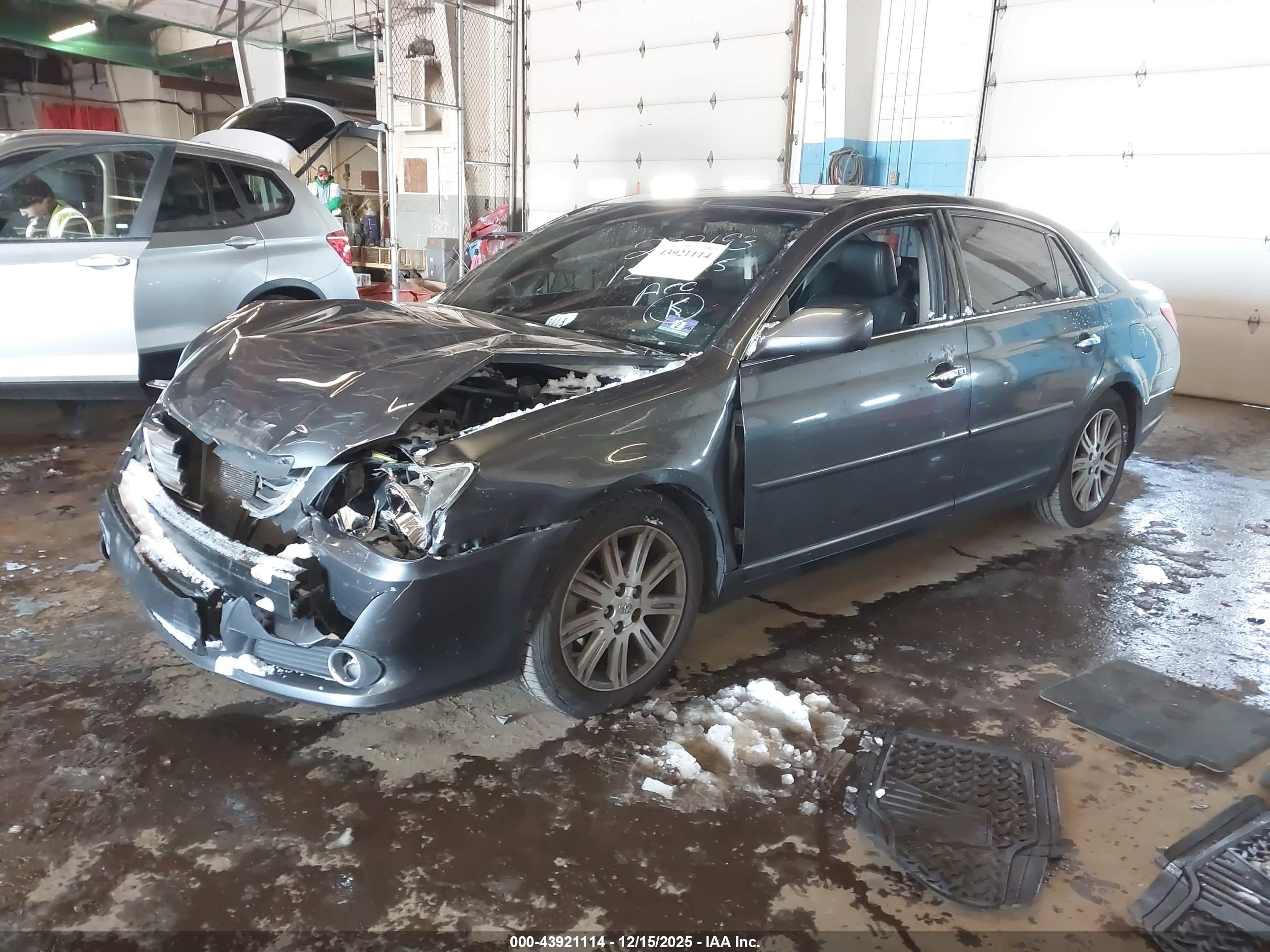 TOYOTA AVALON image 2
