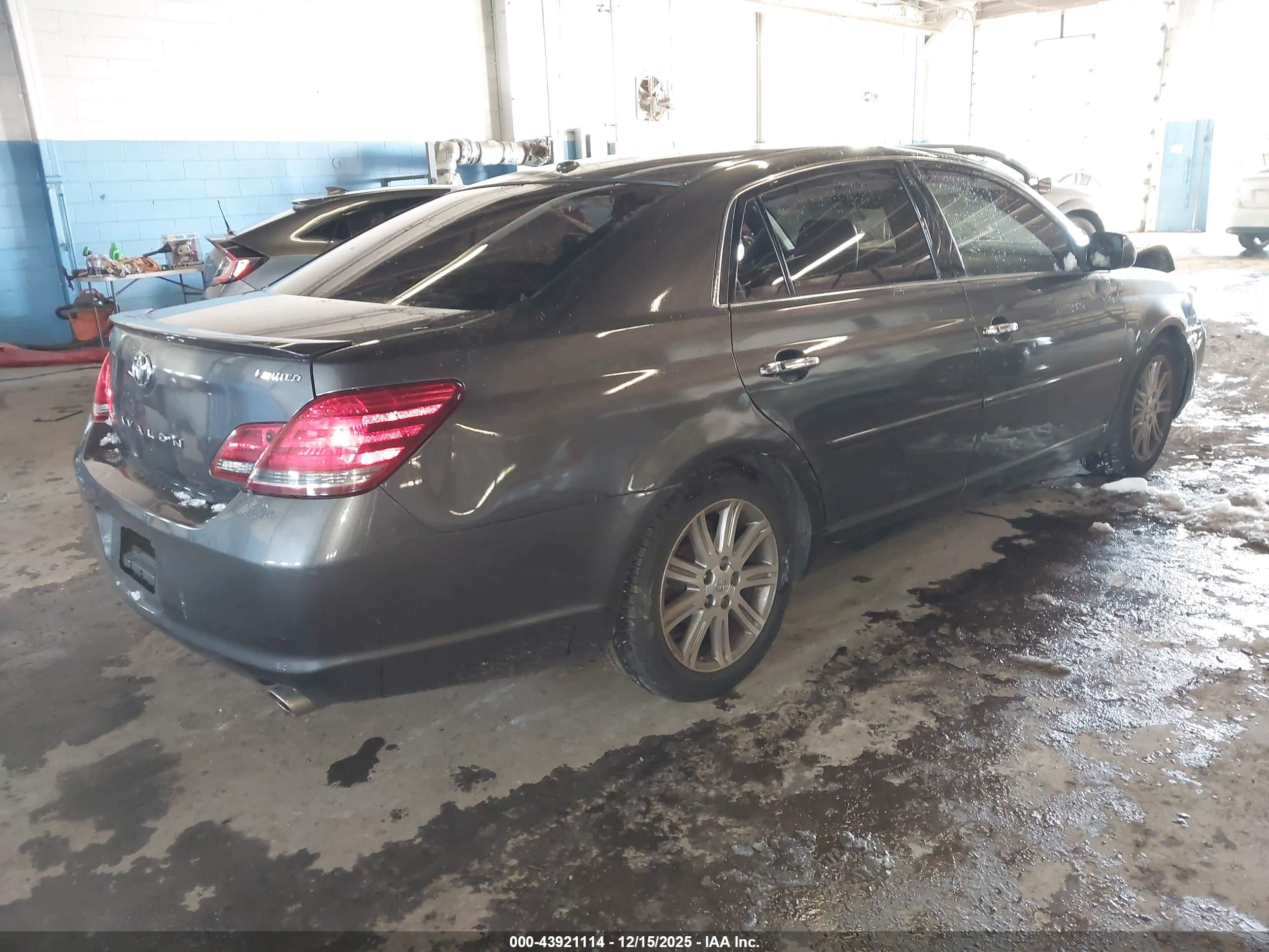 TOYOTA AVALON image 4
