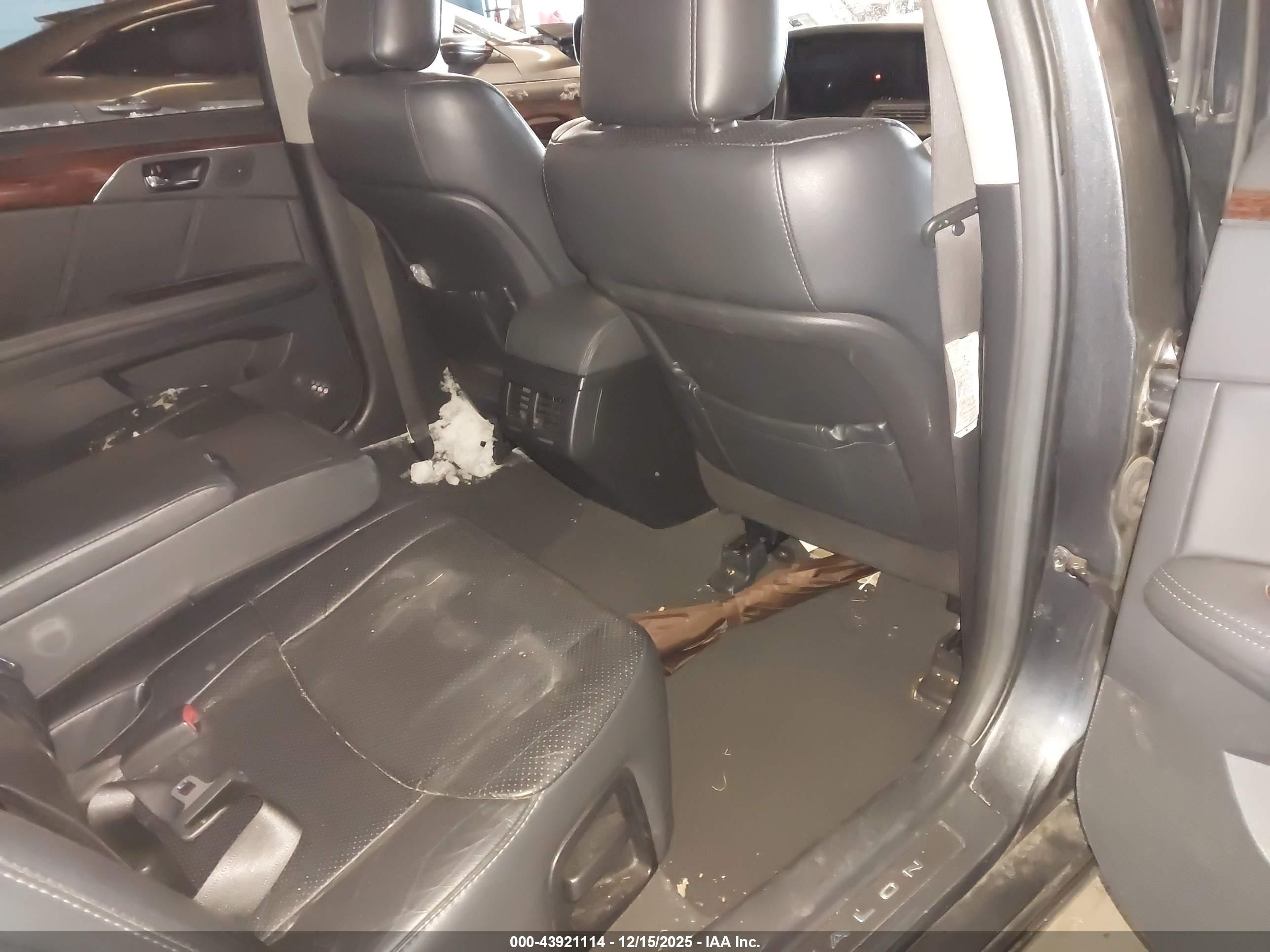 TOYOTA AVALON image 8