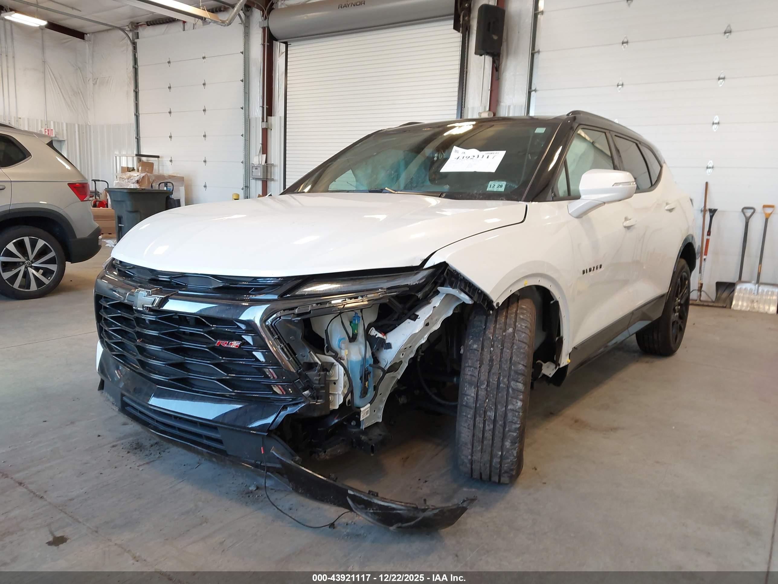 CHEVROLET BLAZER image 2