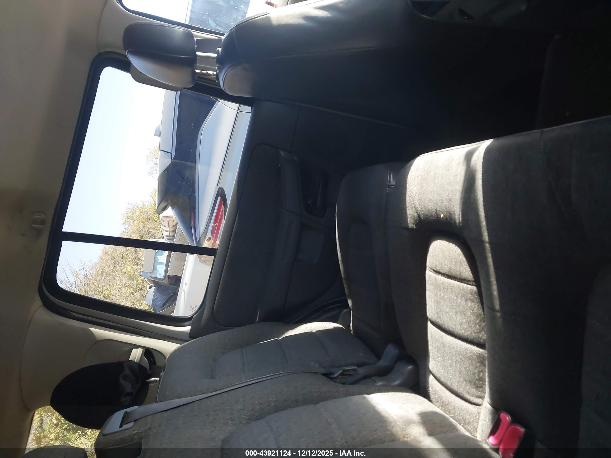 FORD EXPLORER image 8