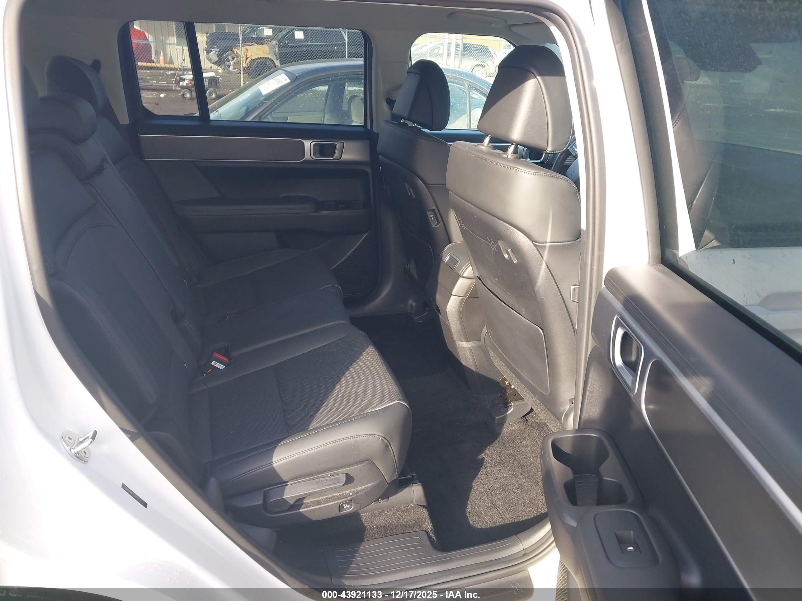 HYUNDAI SANTA image 8