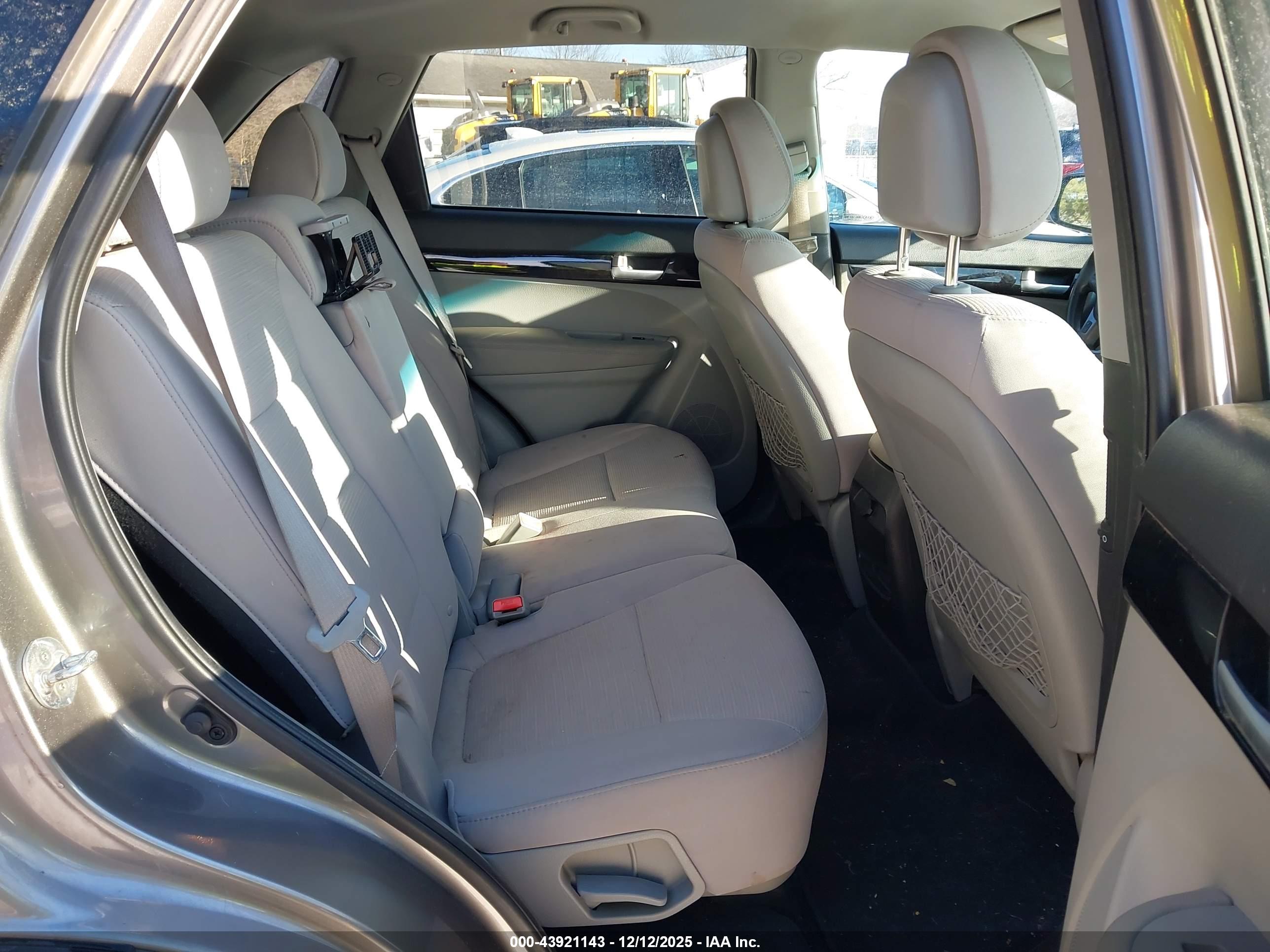 KIA SORENTO image 8