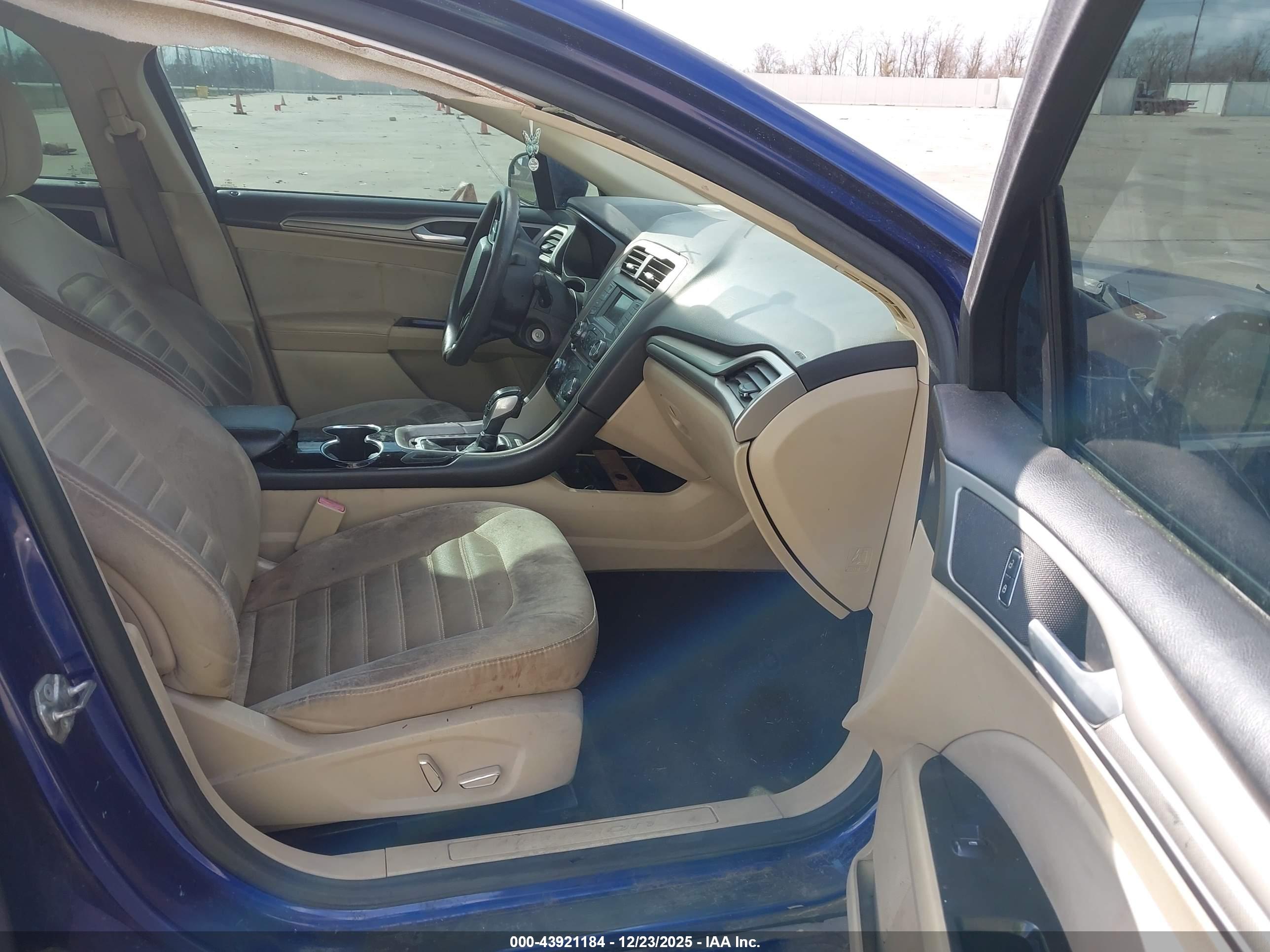 FORD FUSION image 5