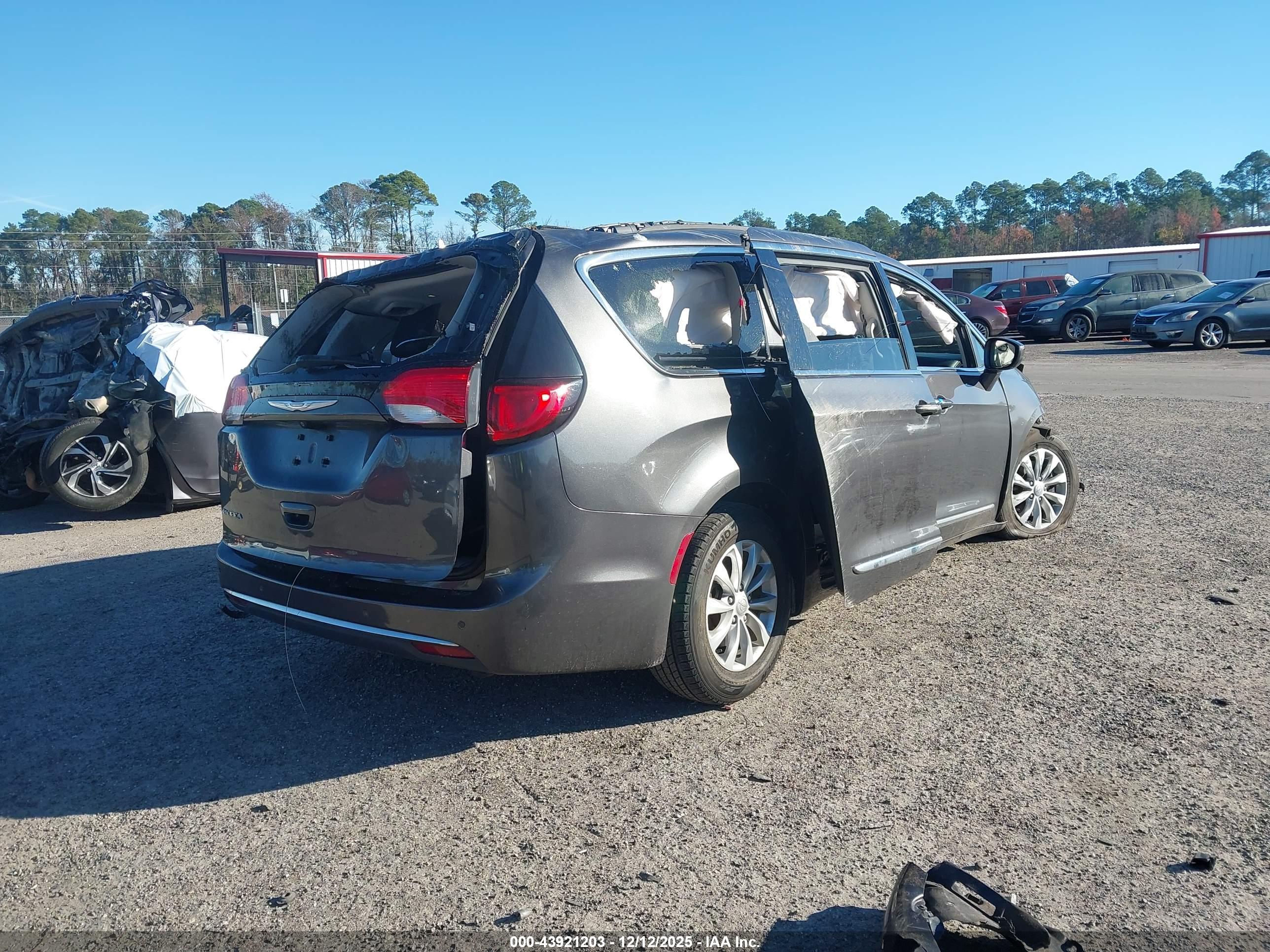 CHRYSLER PACIFICA image 4