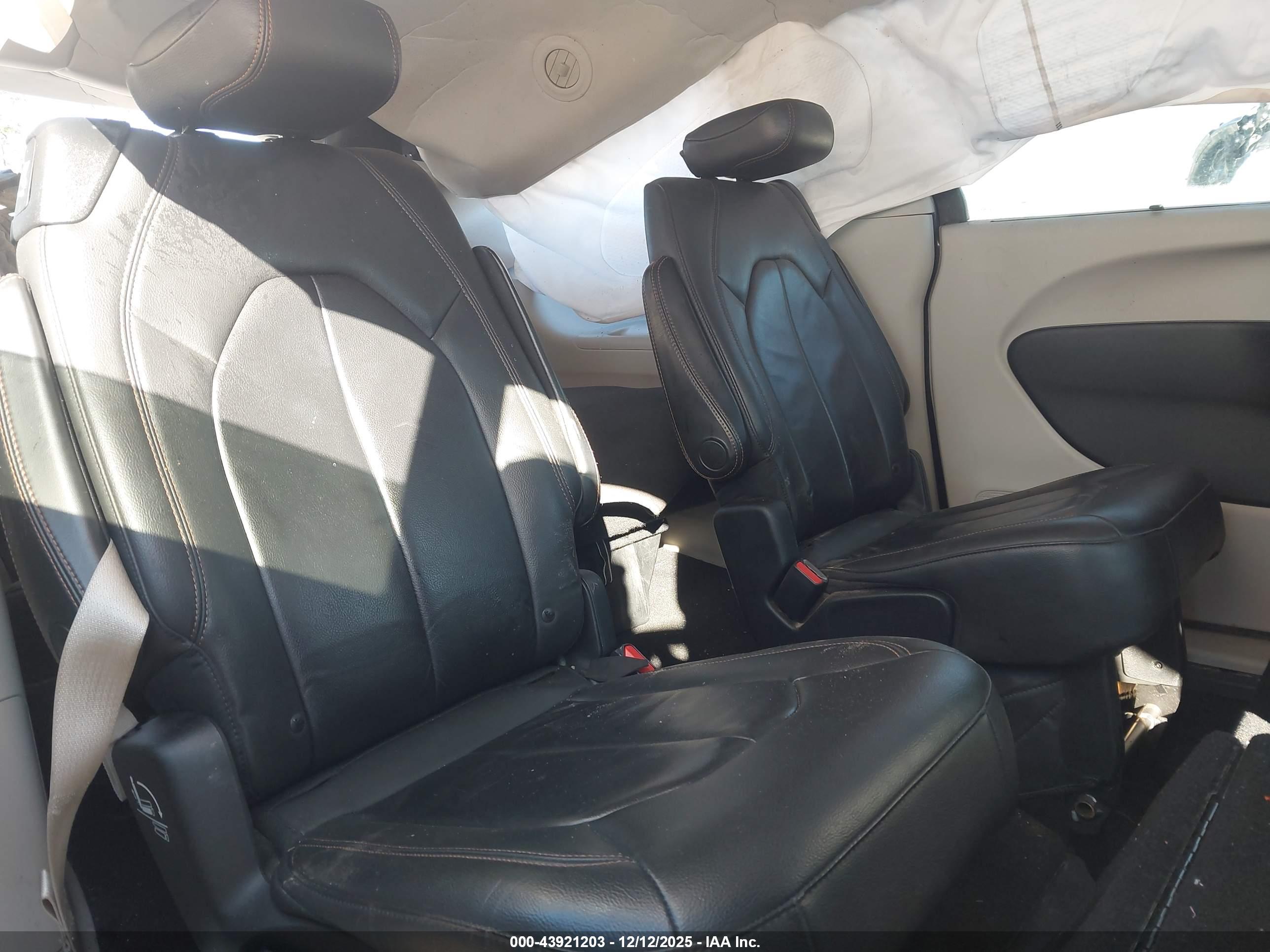 CHRYSLER PACIFICA image 8