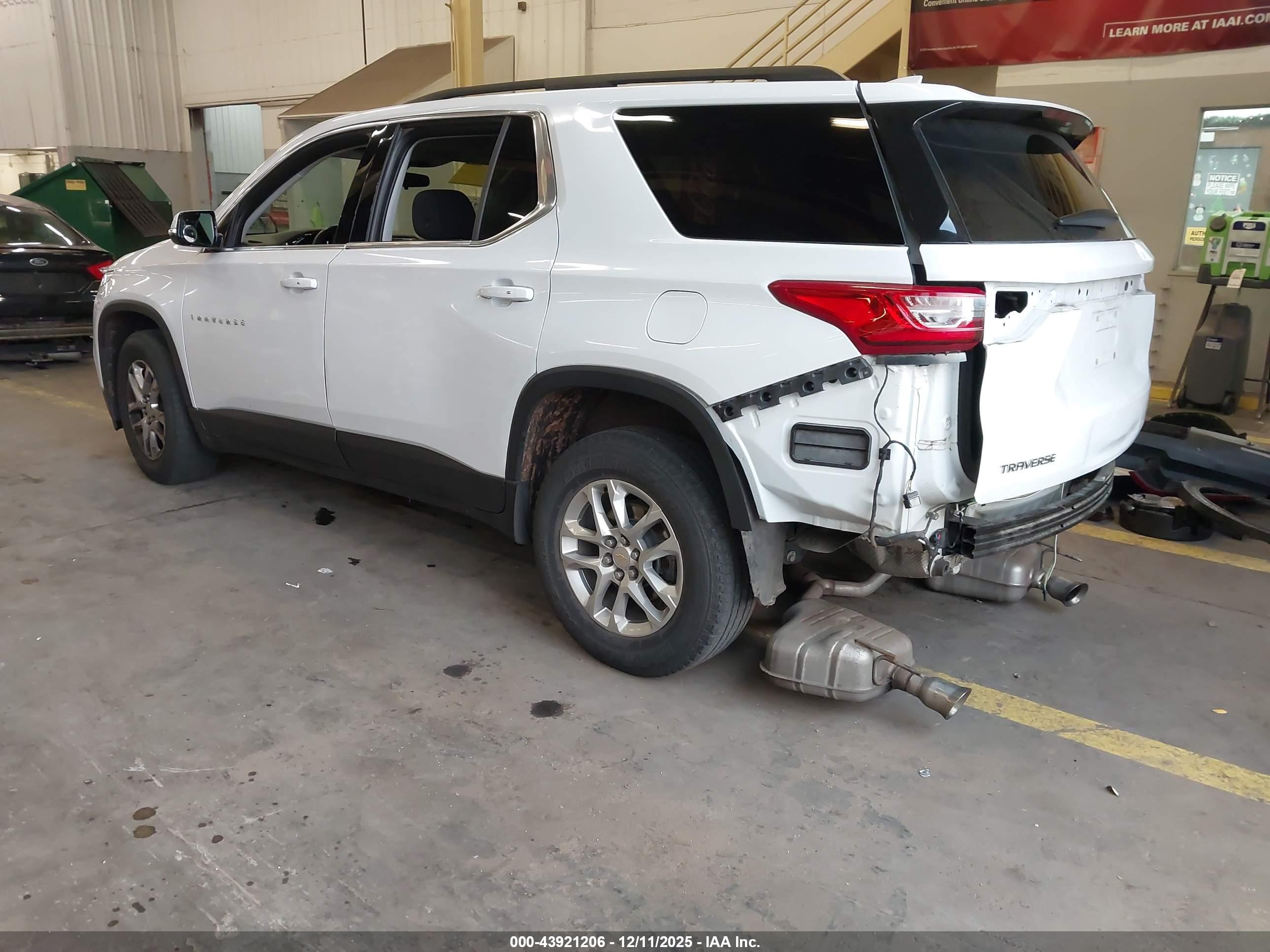 CHEVROLET TRAVERSE image 3