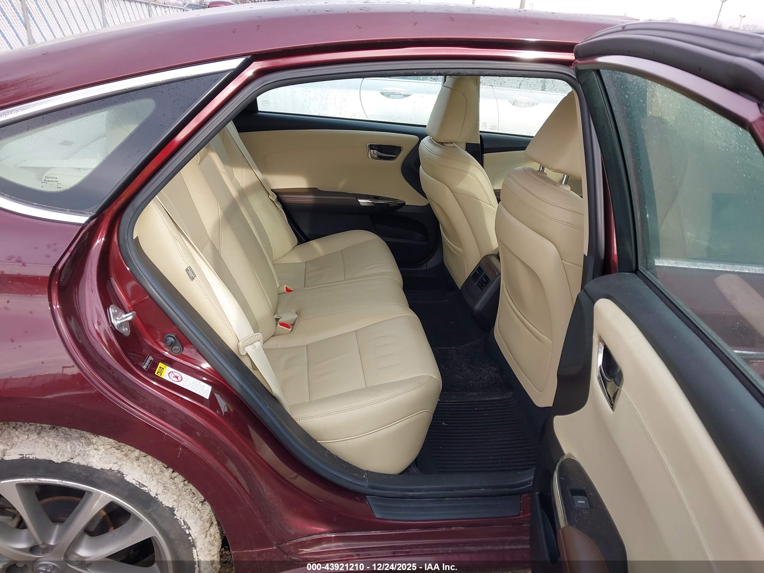 TOYOTA AVALON image 8