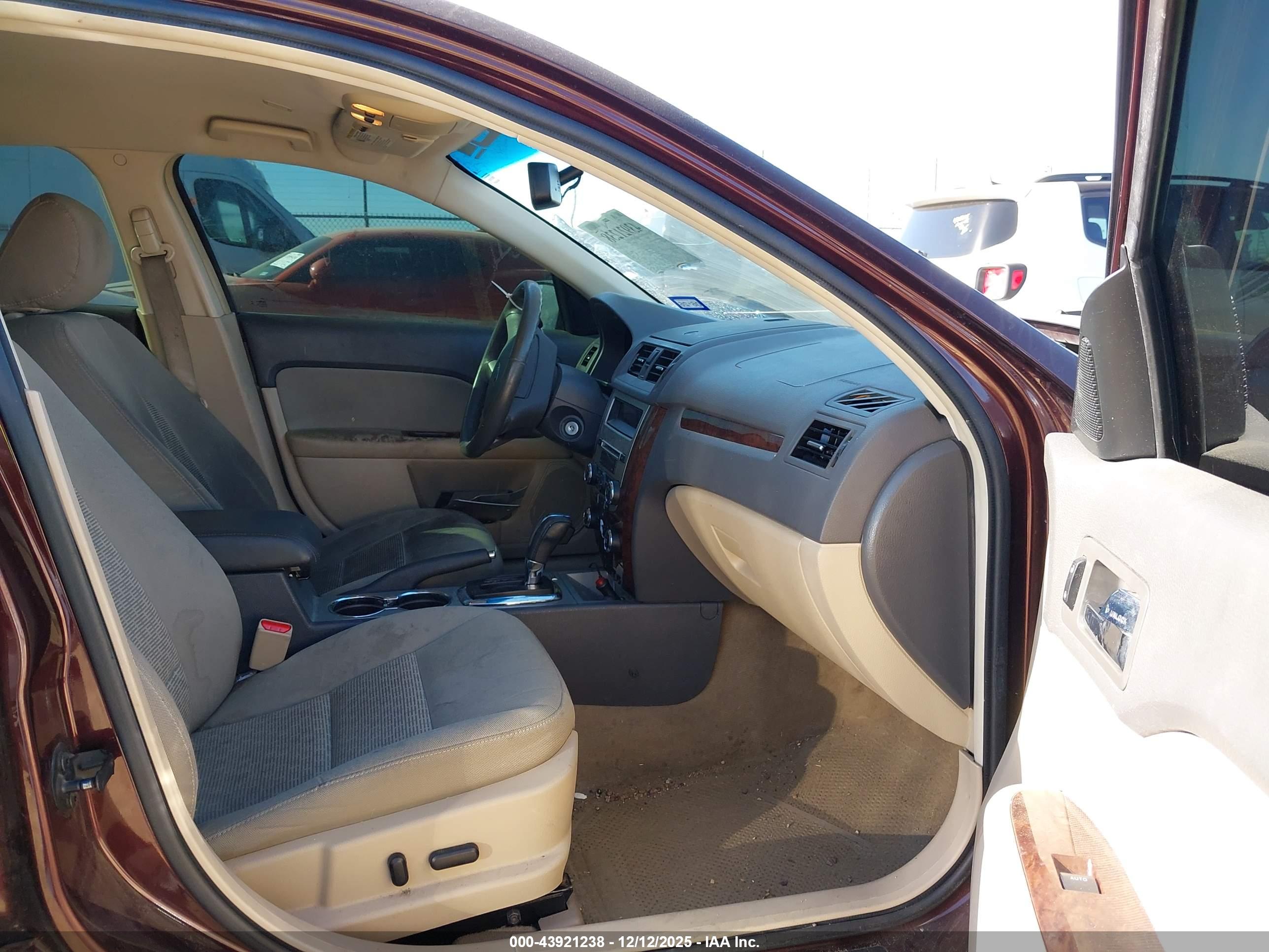 FORD FUSION image 5