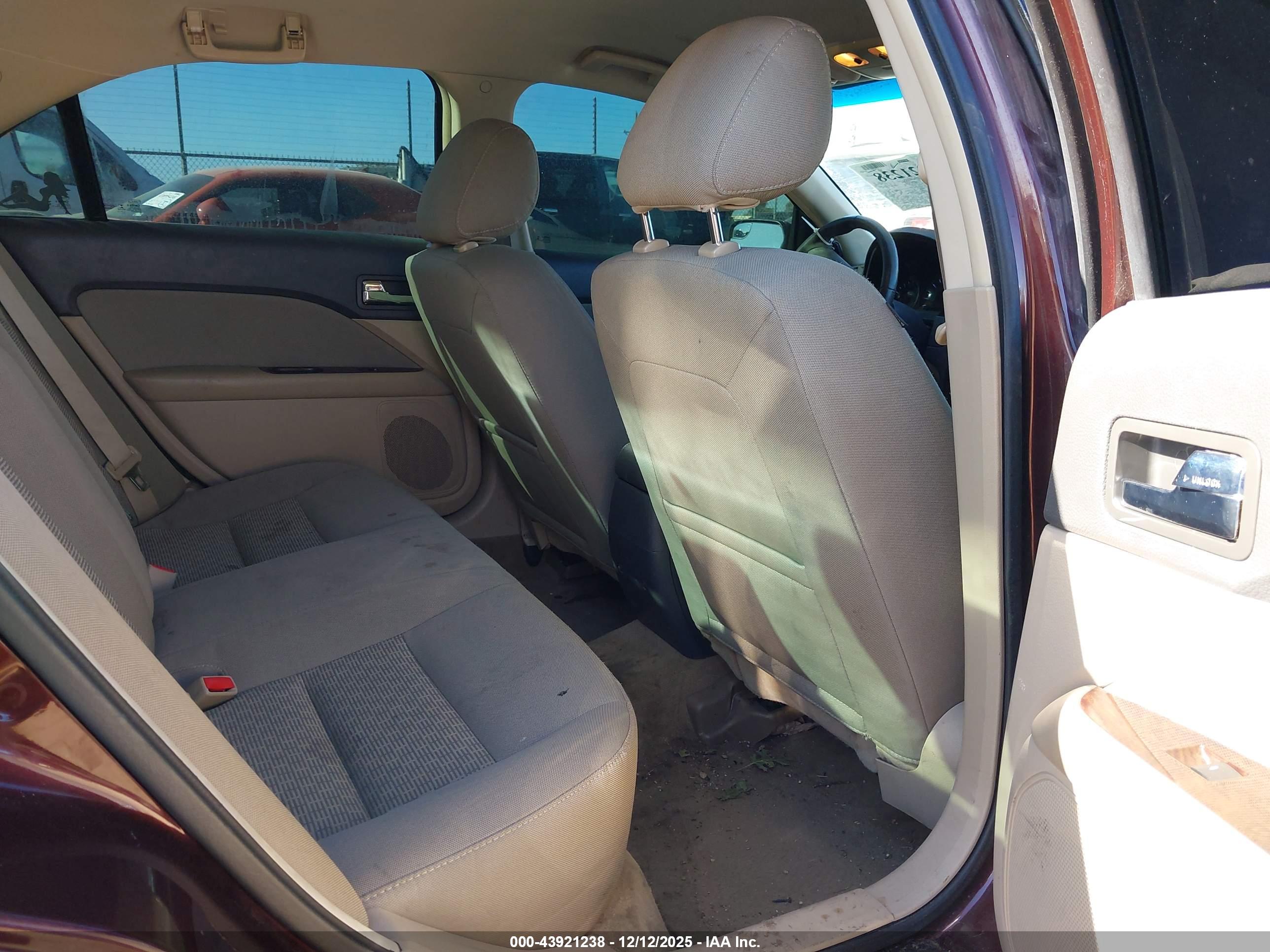 FORD FUSION image 8