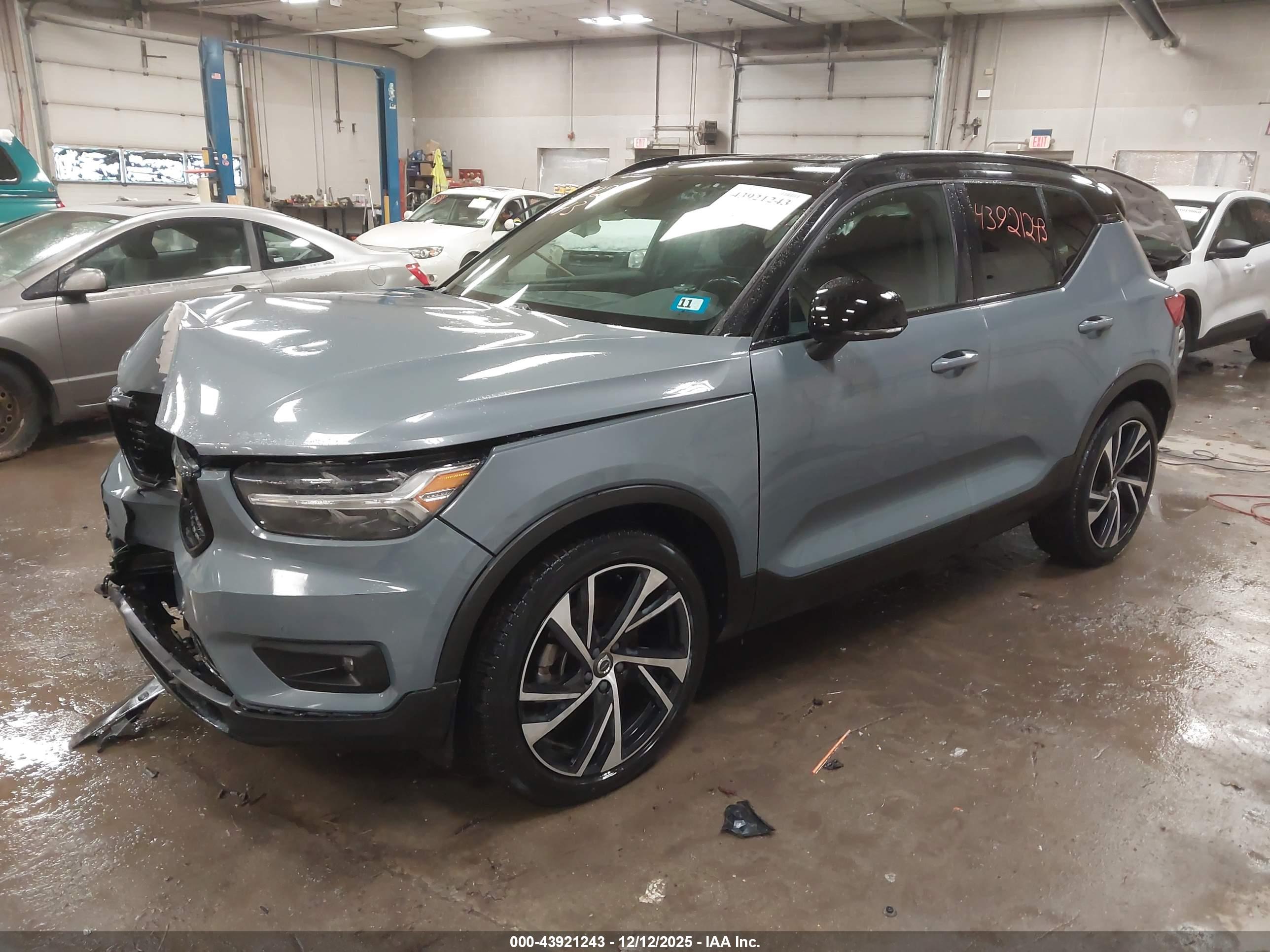 VOLVO XC40 image 2